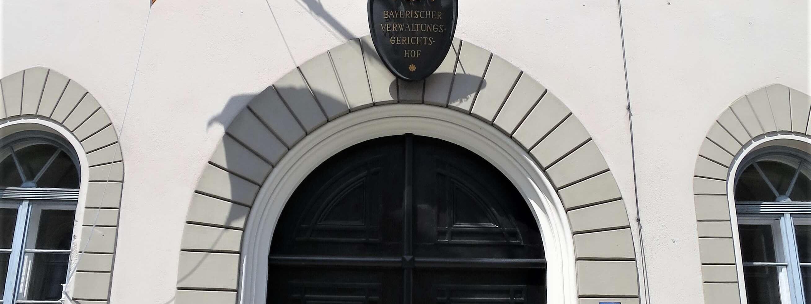 Schwere hölzerne Eingangstür am Gebäude des bayrischen Verwaltungsgerichtshofs