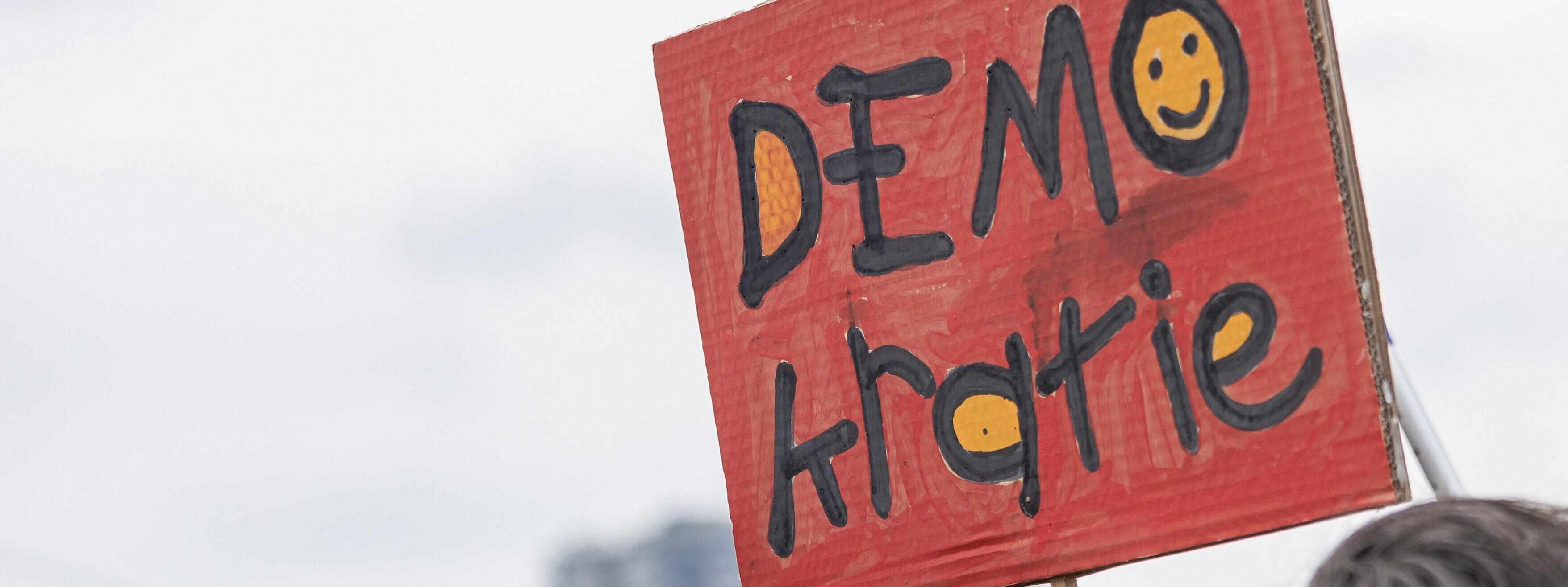 Arsch huh fuer Demokratie Keine Stimme den Rechtsextremisten. Demo in Köln. Zu sehen ist ein Schild mit der Aufschrift "Demokratie"