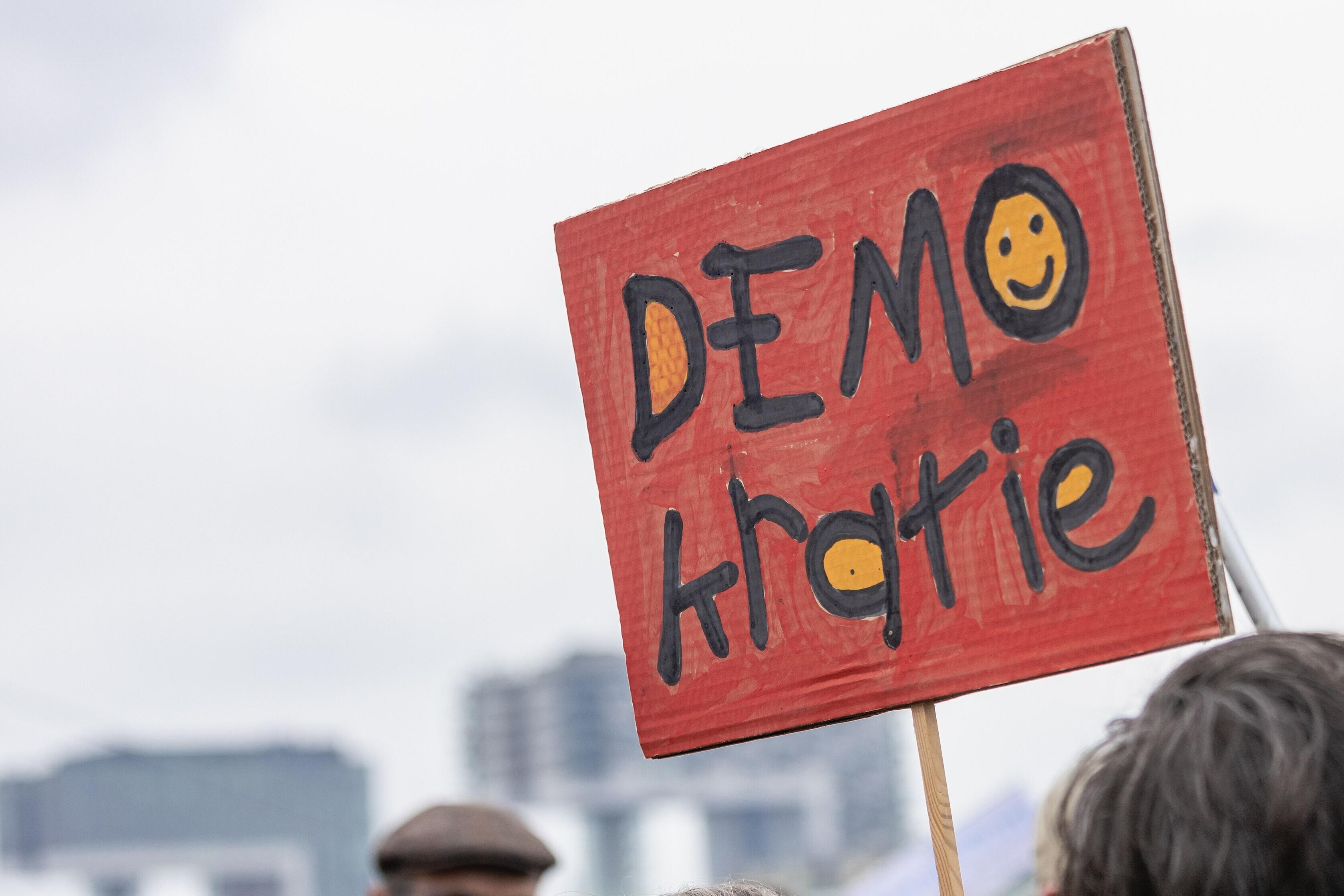 Arsch huh fuer Demokratie Keine Stimme den Rechtsextremisten. Demo in Köln. Zu sehen ist ein Schild mit der Aufschrift "Demokratie"