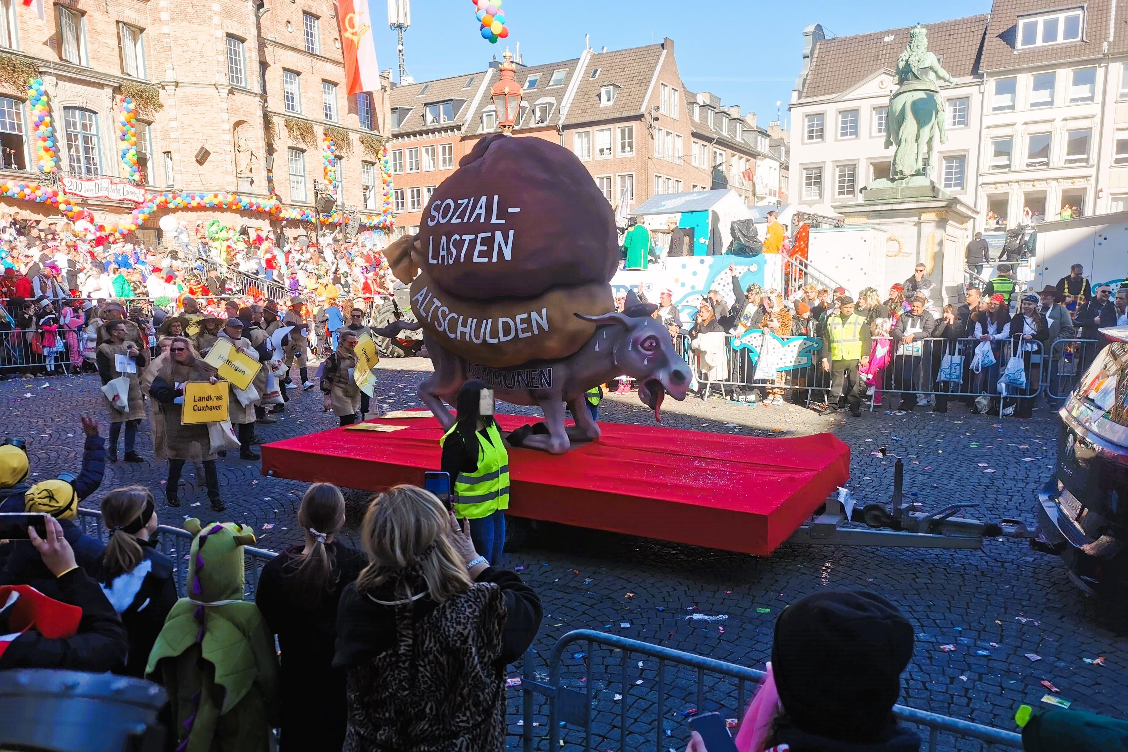 Mottowagen Altschulden, Rosenmontagszug Düsseldorf 2025, Die Kommunen ächzen unter der altschulden- und Soziallast.