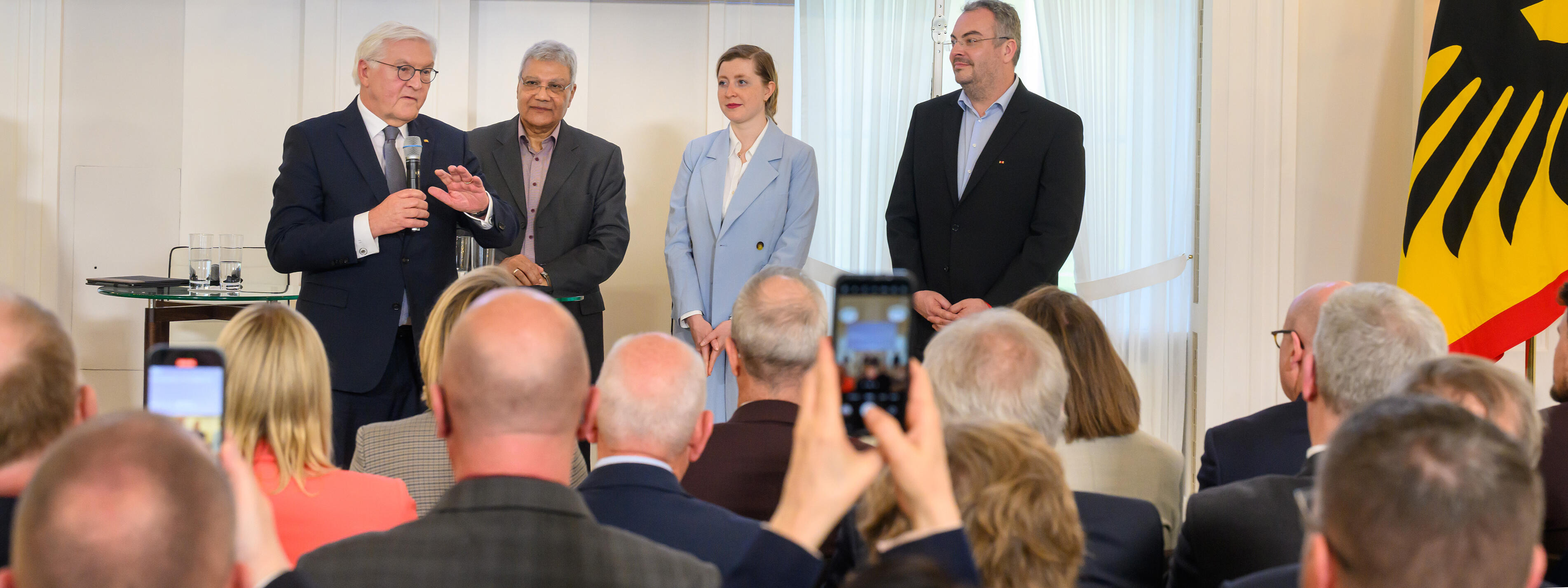 - Schloss Bellevue_003.jpg
v.l.n.r.: Erfahrungsaustausch mit Bundespräsident Frank-Walter Steinmeier, Mohamed Sami-Augustin (Gemeinderat Schweigen-Rechtenbach), Lilli Fischer (Stadtrat Erfurt) und Kai Schmidt (Stadtrat Nordhorn) im Rahmen des Demokratie Forum 2025