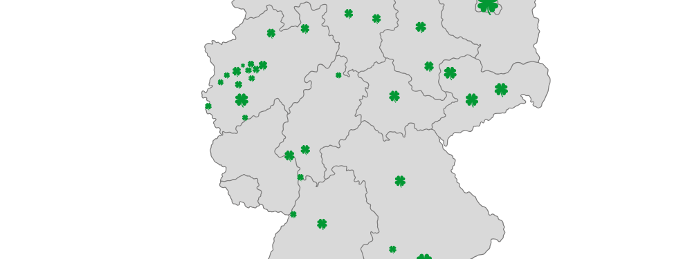 Eine Karte der Bundesrepublik Deutschland mit Glückskleesymbolen