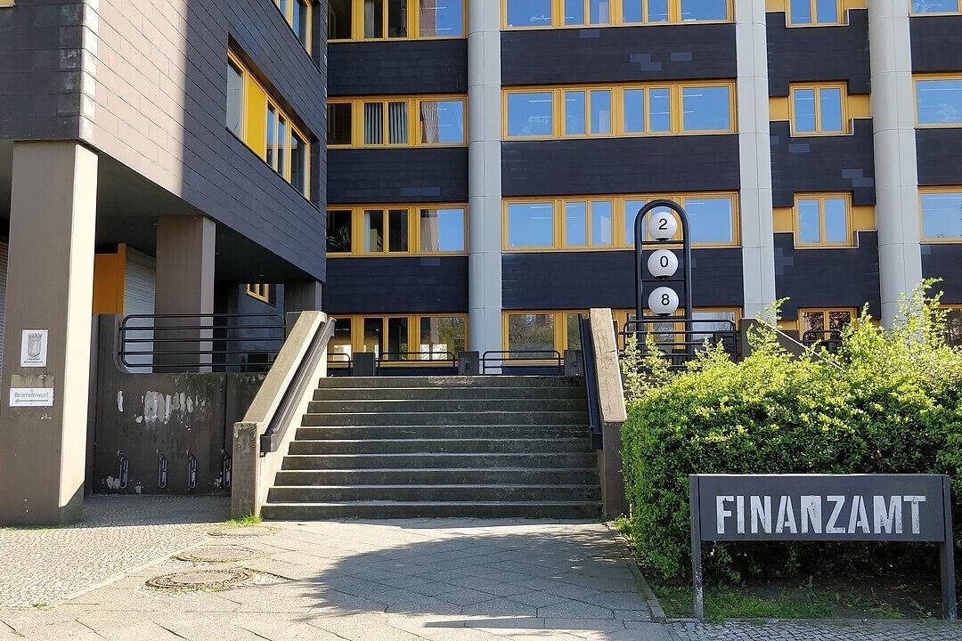 Ein Gebäude mit einem Schild Finanzamt davor