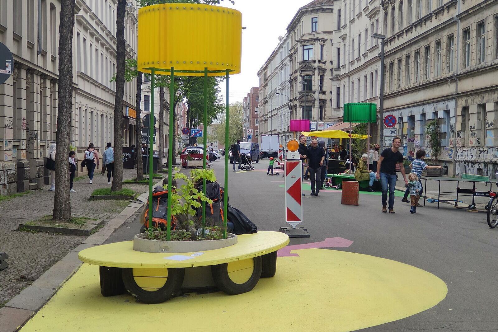 Stadtmöbel bei der Eröffnung des ersten Superblocks in Leipzig (2023)