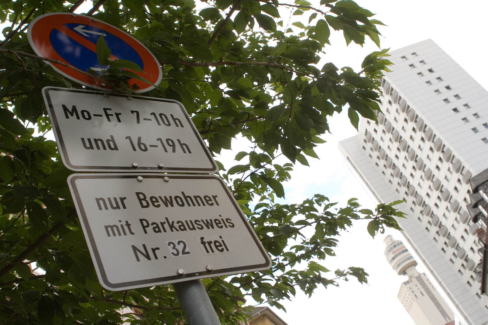 Ein Bild eines Bewohnerparkschilds in Frankfurt am Main