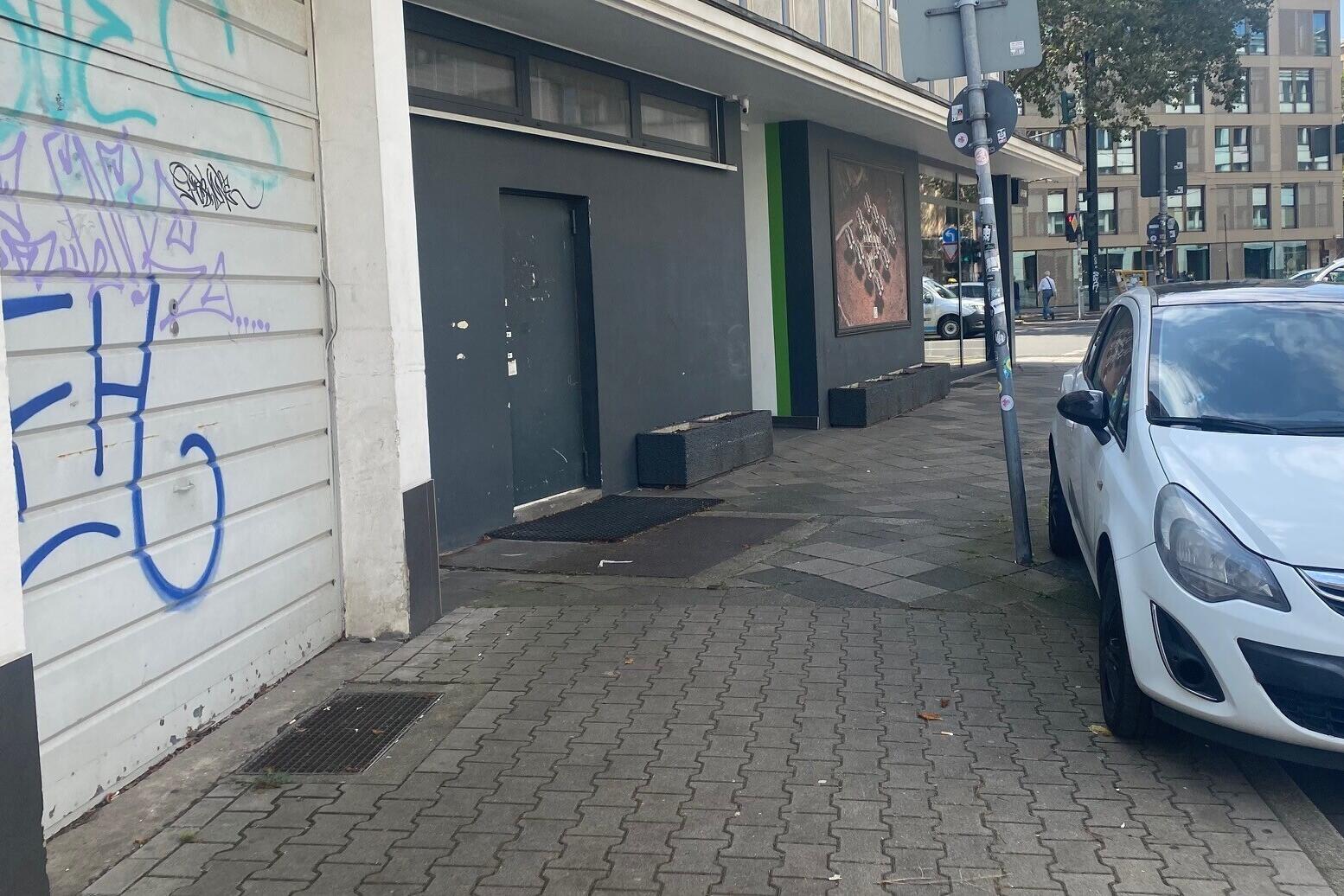 Auto parkt auf Gehweg