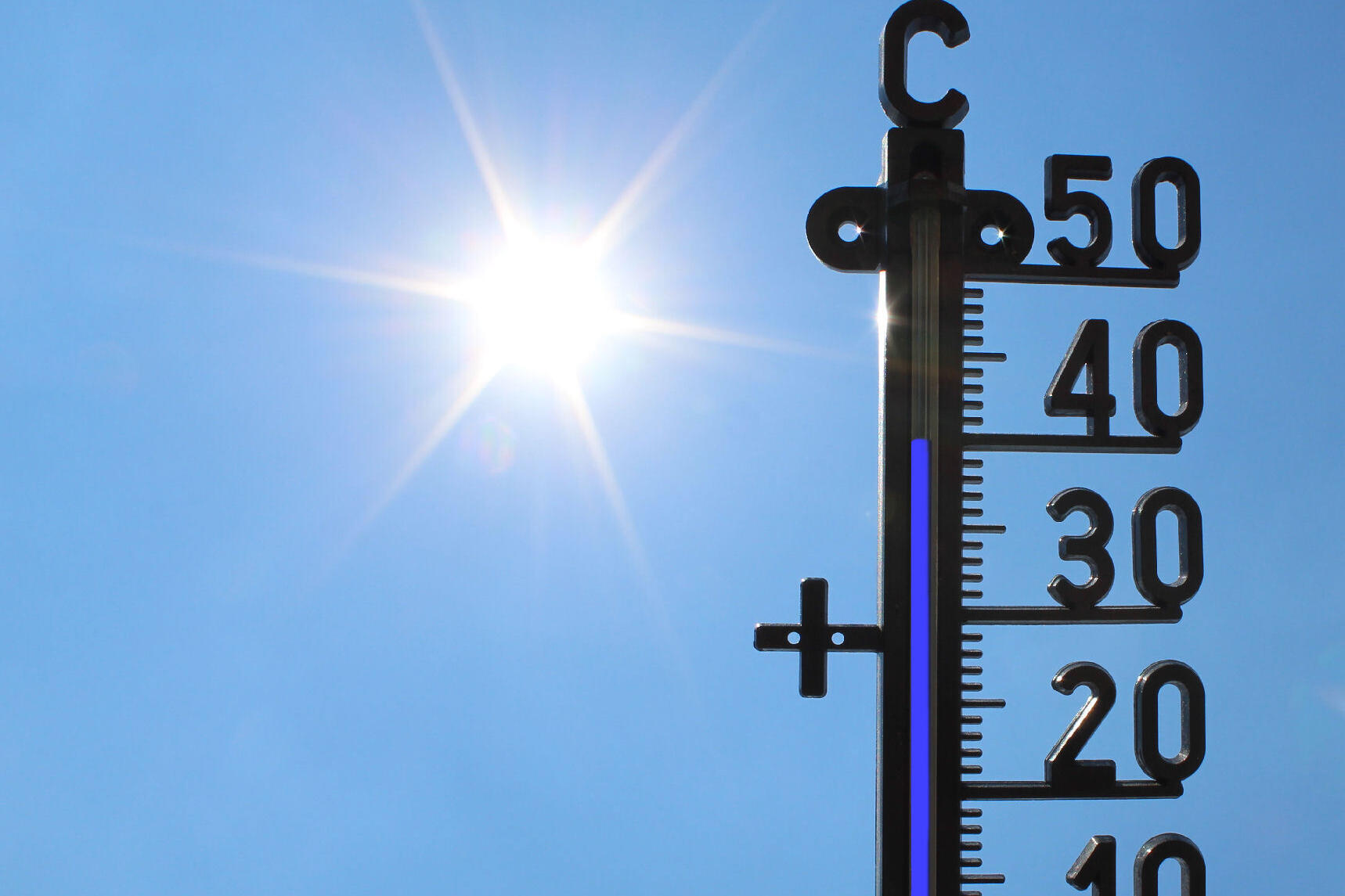 Thermometer vor blauem Himmel, zeigt 40 Grad
