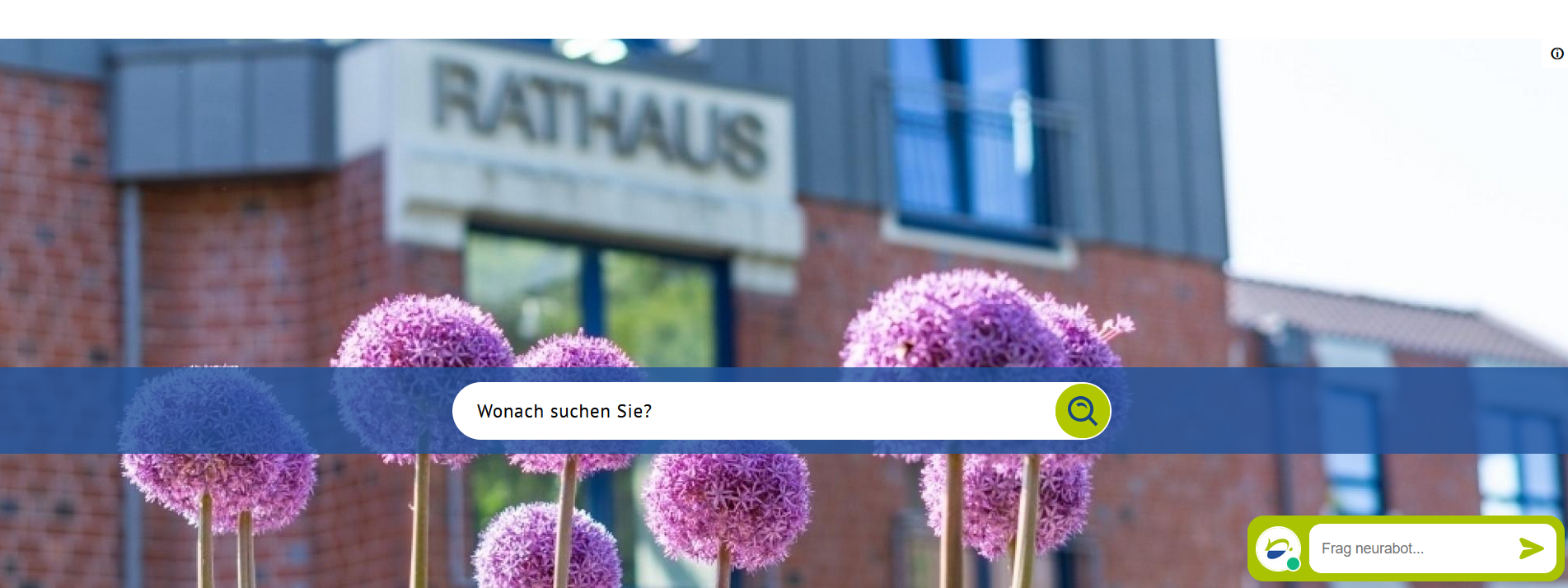 Der Screenshot der Homepage der Stadt Nettetal zeigt Blumen und im Hintergrund das Rathaus.