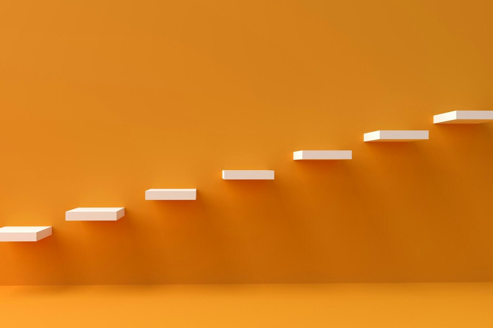 Minimalisitische Treppe. Stufen an einer orangefarbenen Wand.