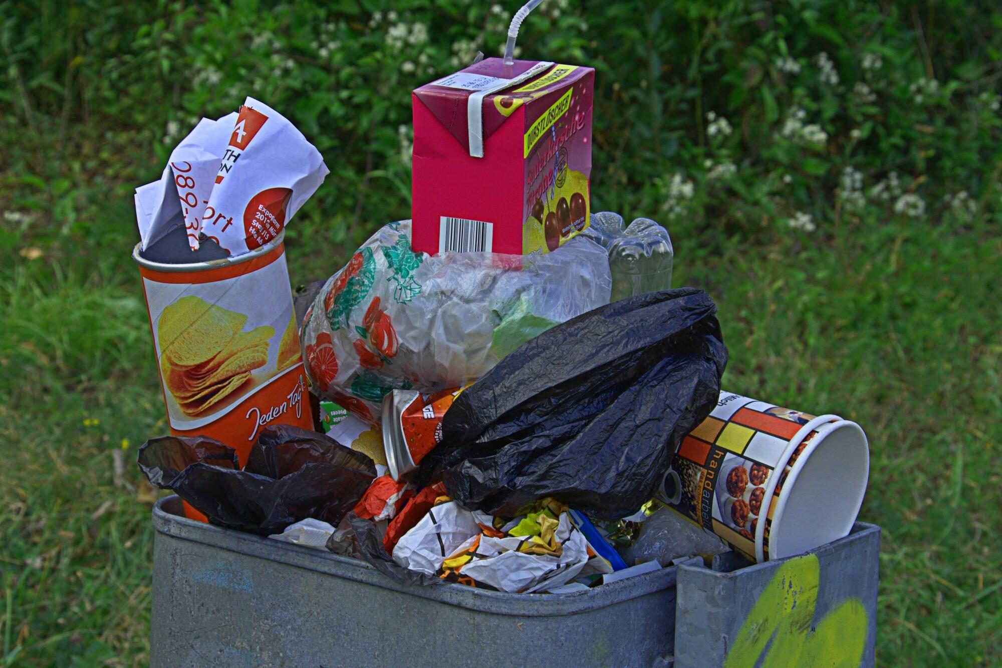 Verpackungsmüll in einem Müllgefaß