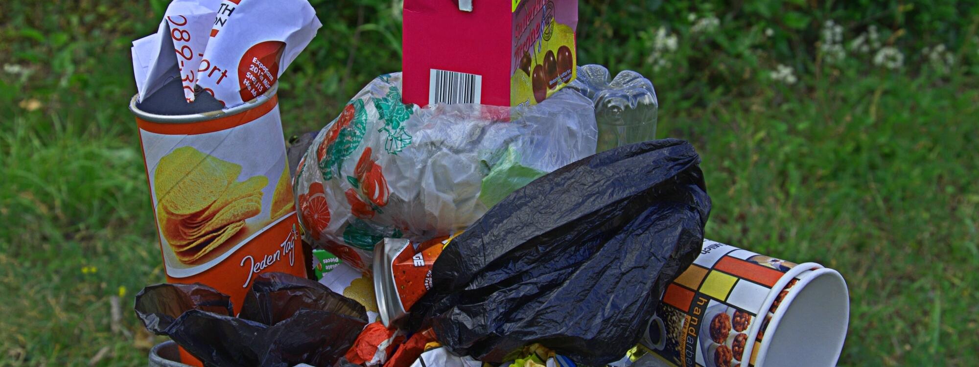 Verpackungsmüll in einem Müllgefaß