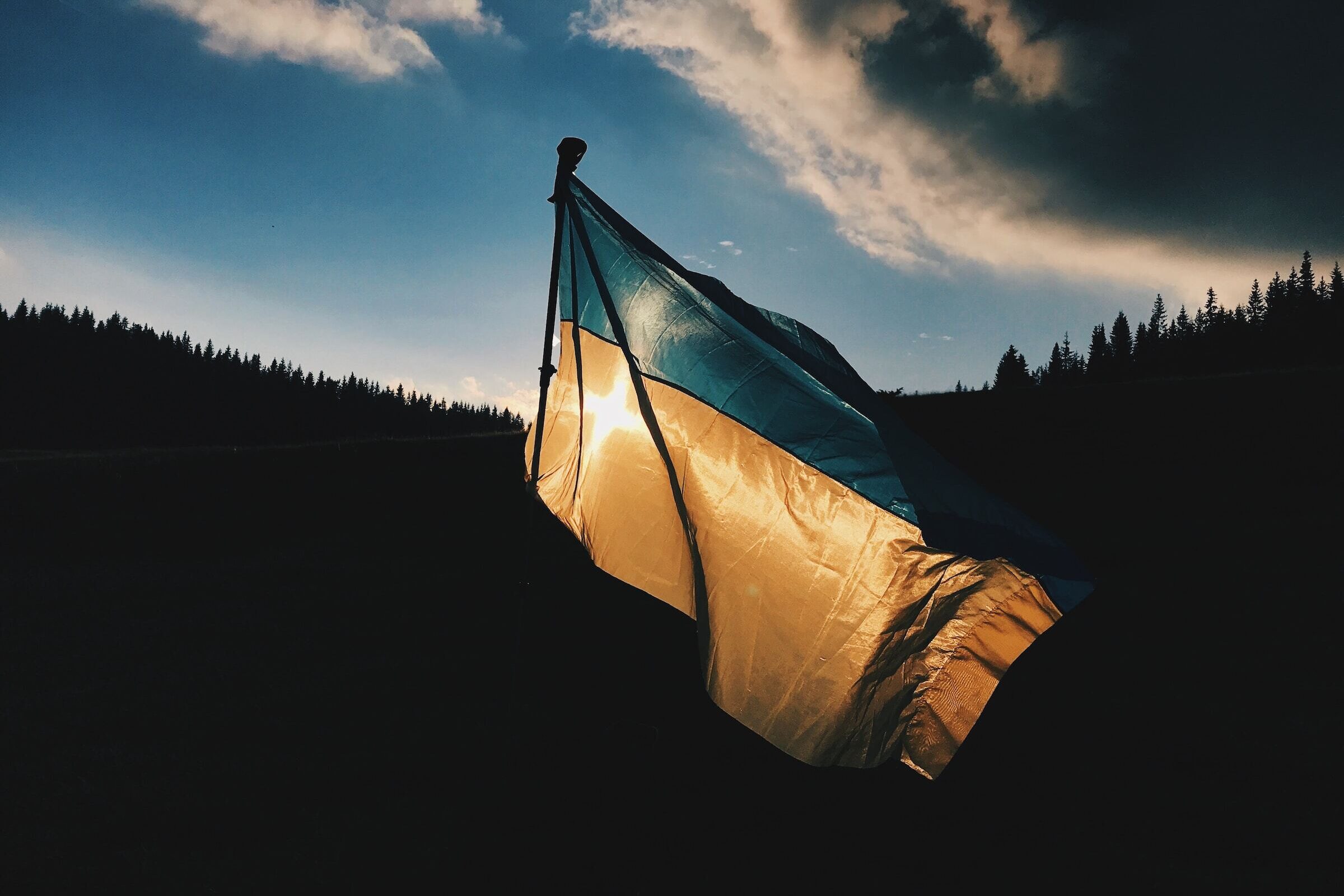 Bild einer wehenden Ukraine Flagge