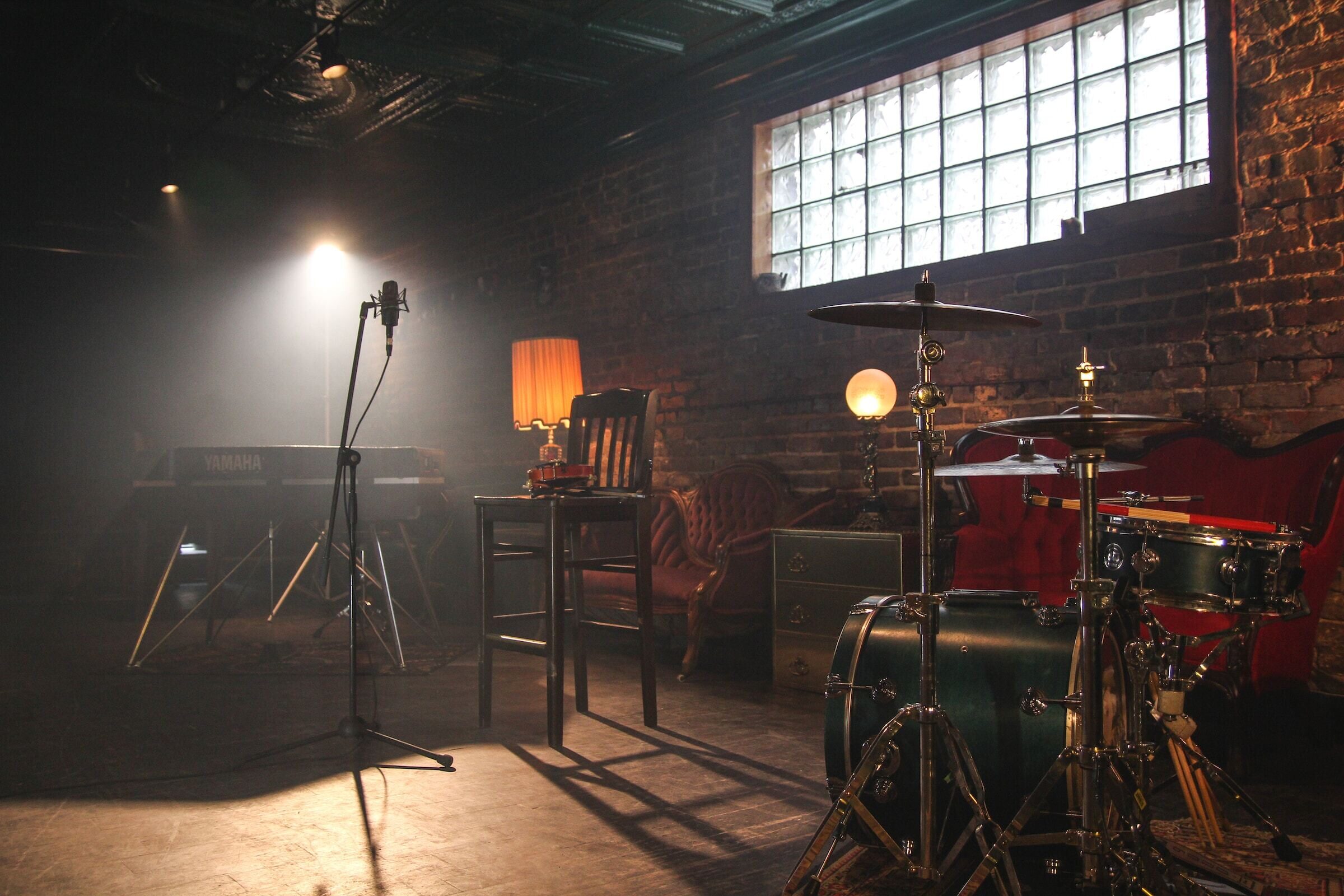 Ein Musikzimmer mit Schlagzeug und Mikrofon