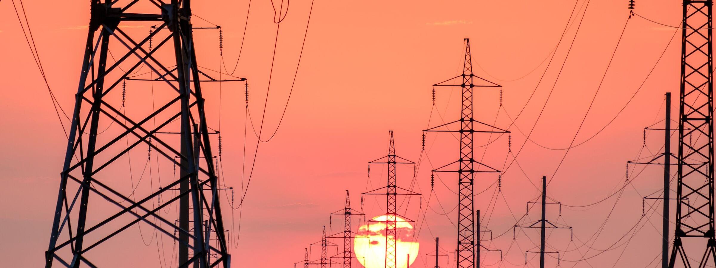 Hochspannungsleitung bei Sonnenuntergang