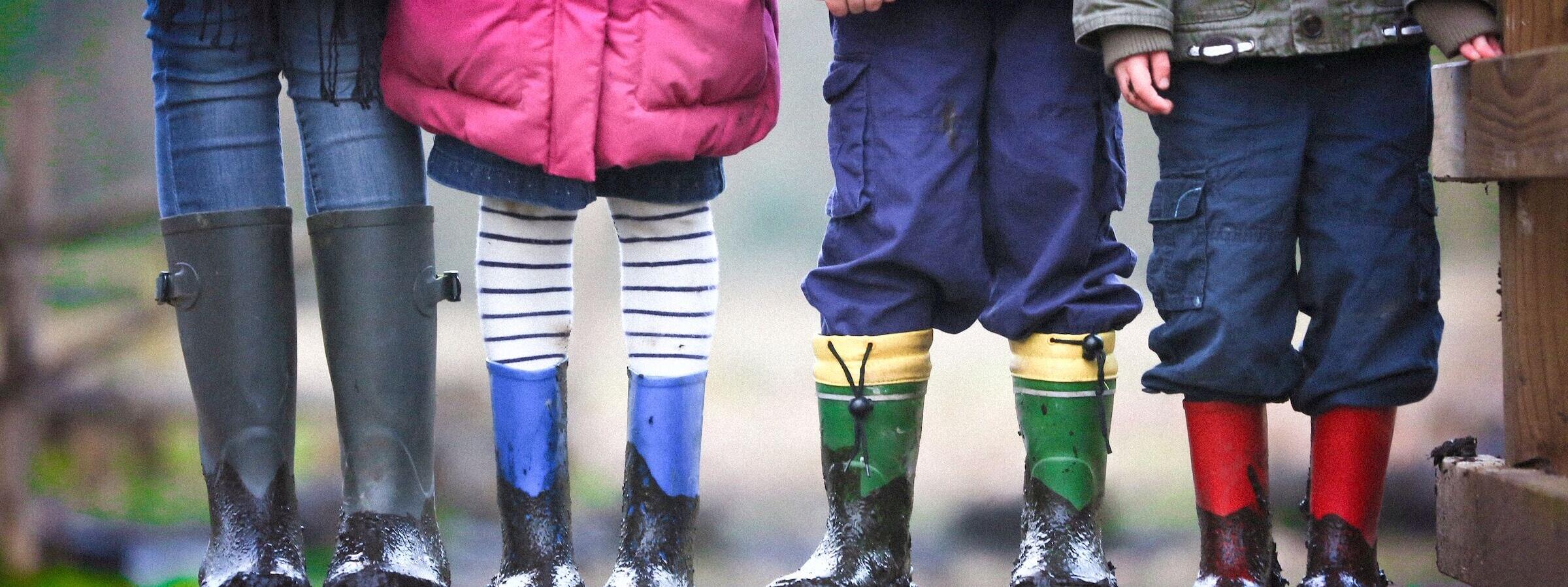 Bild von Kindern in Gummistiefeln