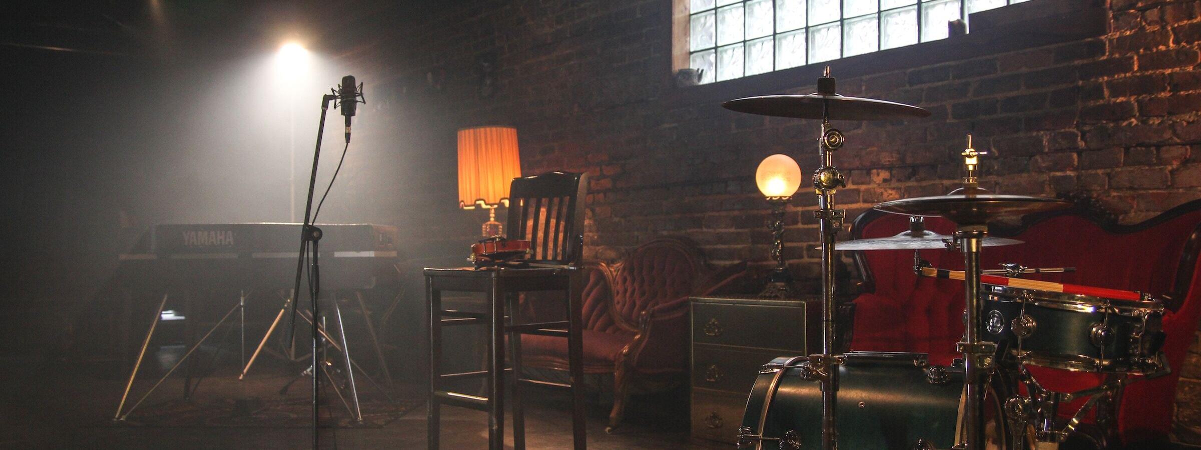 Ein Musikzimmer mit Schlagzeug und Mikrofon