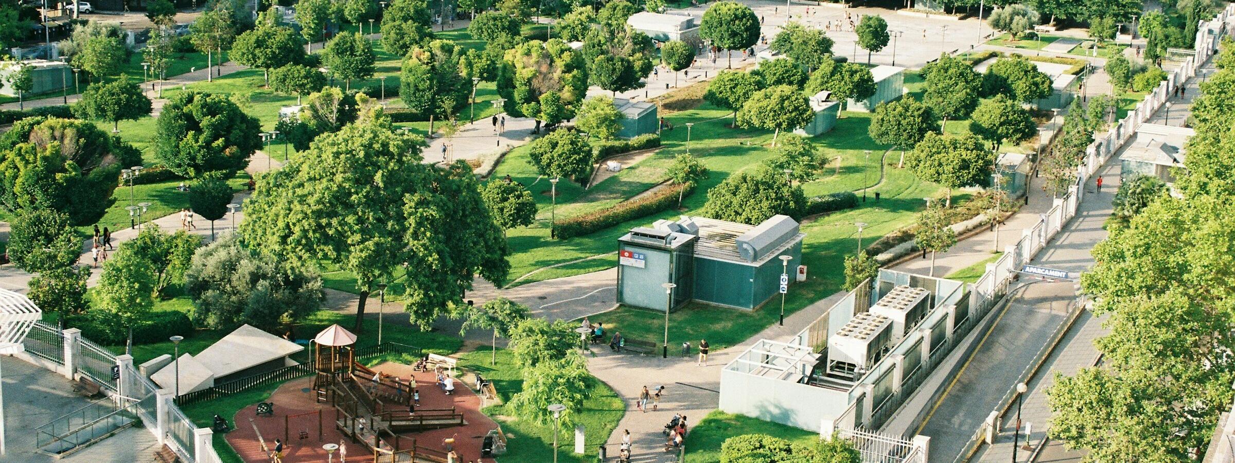 Luftbild platz mit Bäumen