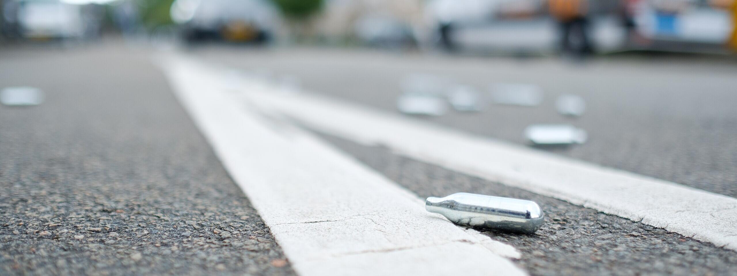 Lachgasampullen auf der Straße