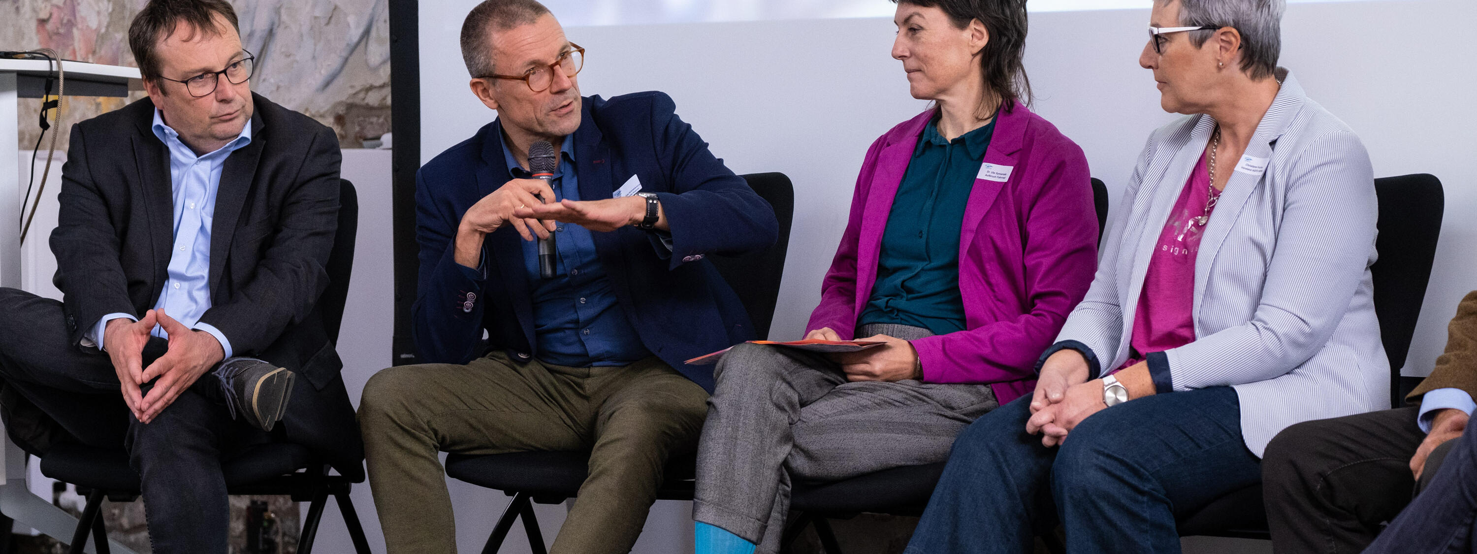 Teilnehmer*innen der Veranstaltung zum Thema Mobilität diskutieren auf der Bühne