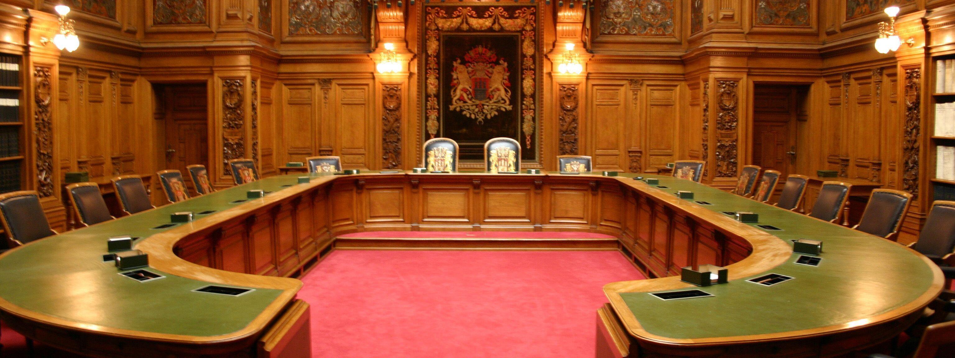 Das Senatsgehege ist der Sitzungsraum des Hamburger Senats. Die beiden Stühle mit dem Hamburger Wappen unter dem Baldachin sind dem 1. und 2. Bürgermeister der Stadt vorbehalten. Links und rechts auf den Stühlen, die ebenfalls das Hamburger Wappen tragen, sitzen die Senatoren. dann stehen im Gehege noch weitere Stühle, jedoch ohne Wappen, hier nehmen die Staatsräte Platz. \r\nDer Raum hat keine Fenster, nur durch ein Glasdach kommt Licht hinein. Symbolisch bedeutet das: Über dem Senat ist nur der Himmel und sonst niemand. Vielleicht eine Anlehnung an die Vorväter, deren Zusammenkünfte beim Thing unter freiem Himmel stattfanden.