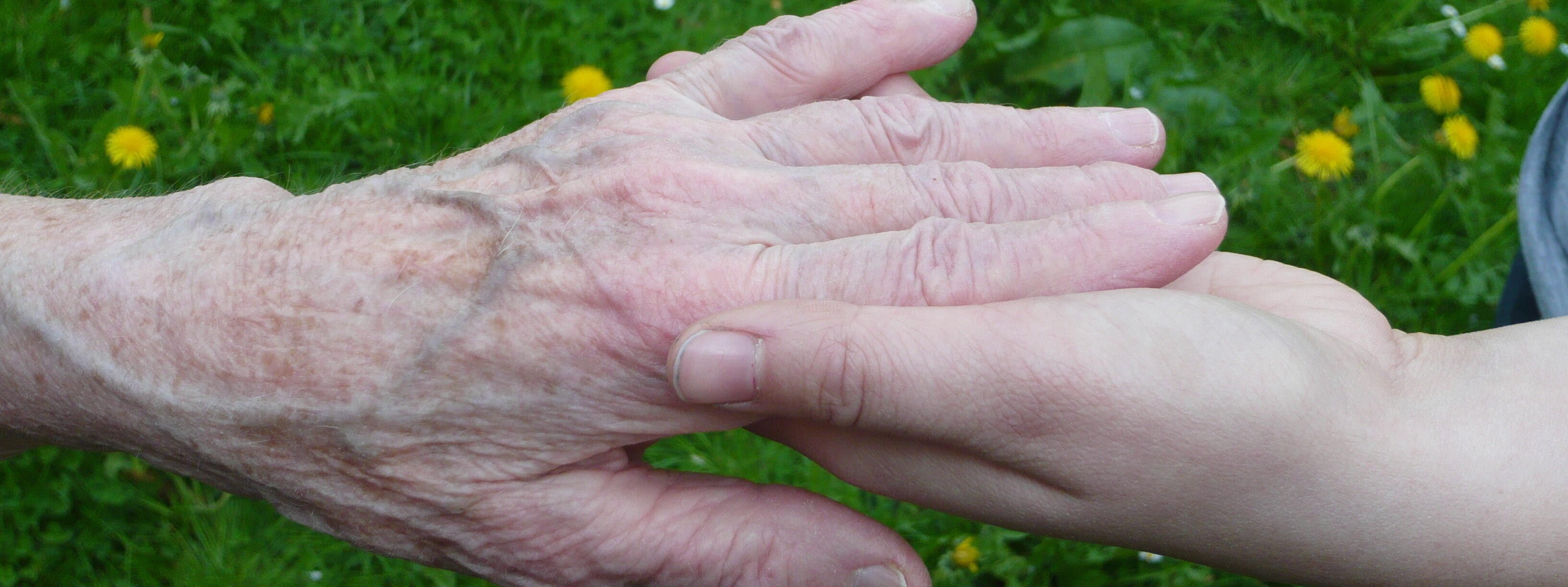 Nähe - junge Hand und alte Hand