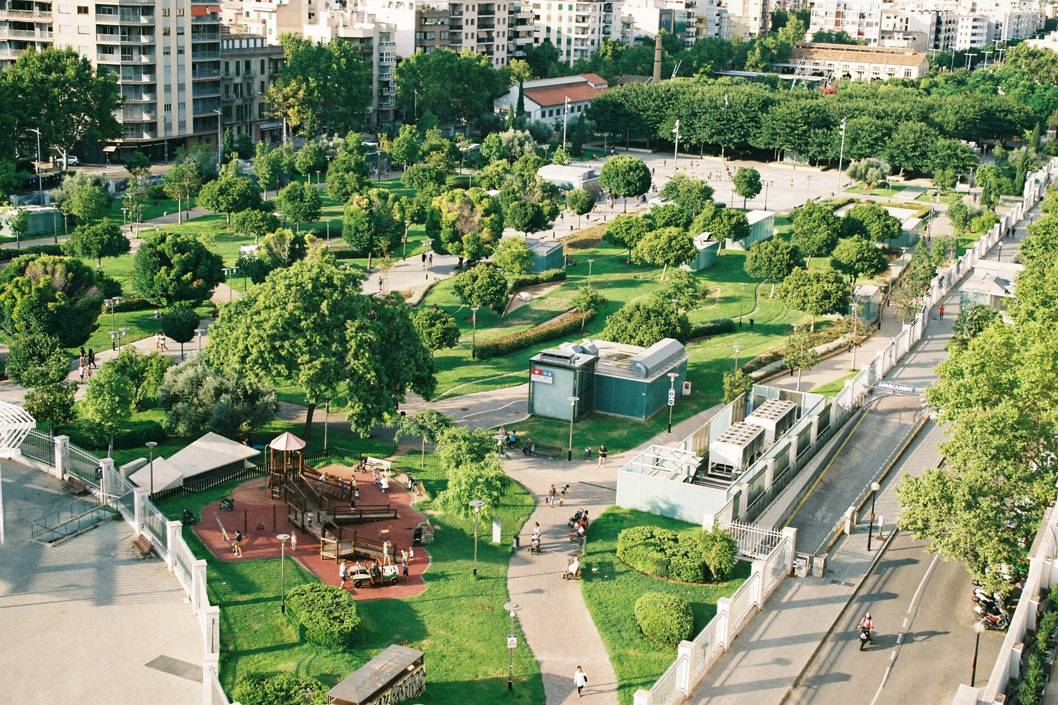 Grünanlage innerhalb einer Stadt