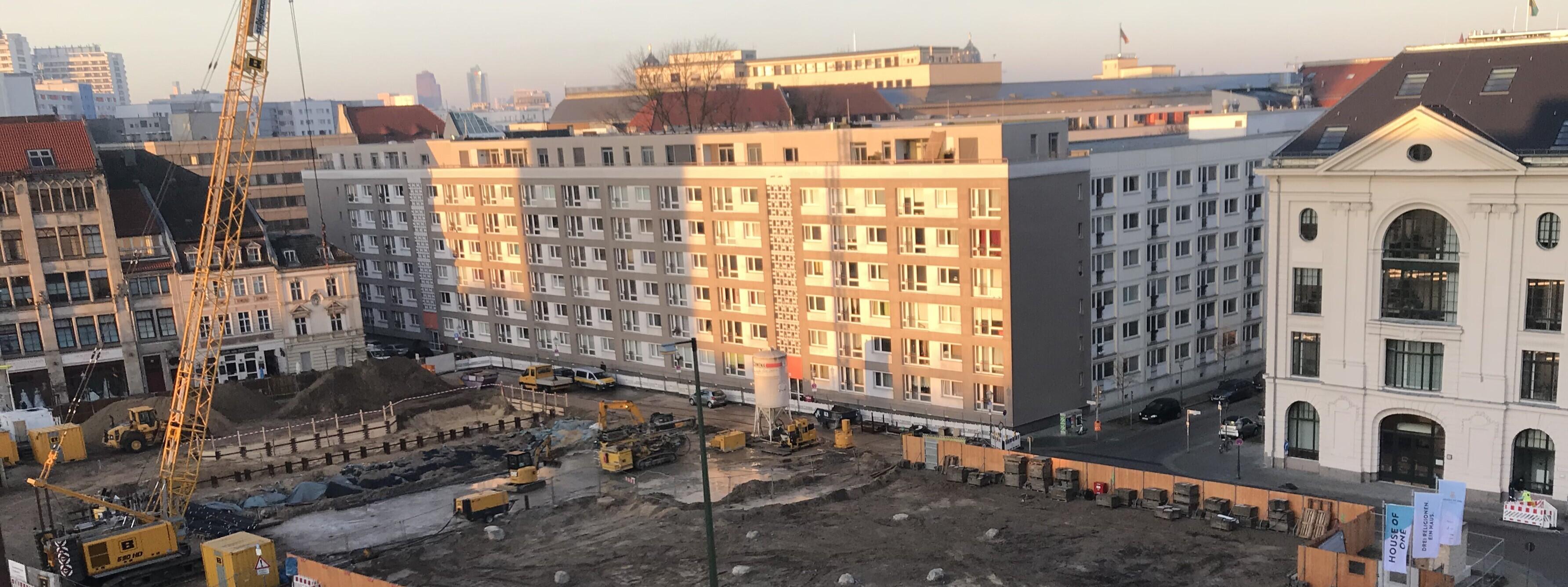 Baustelle in der Stadt. Es ist viel Versiegelung und wenig grün zu sehen.