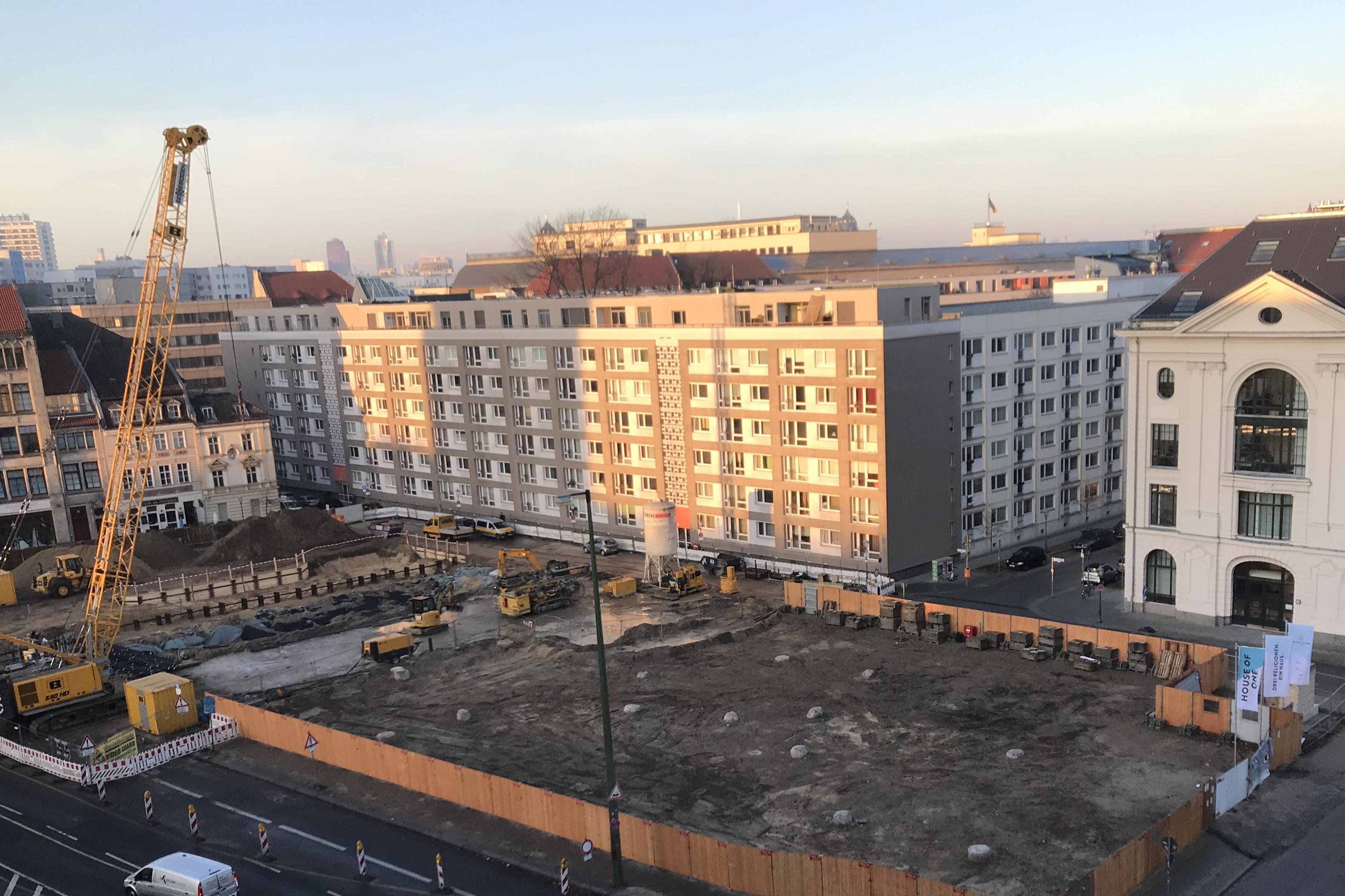 Baustelle in der Stadt. Es ist viel Versiegelung und wenig grün zu sehen.