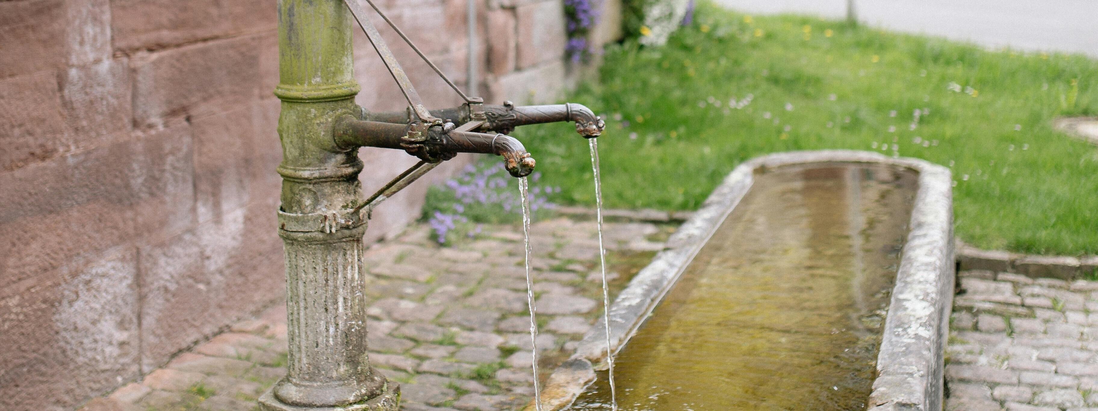 Brunnen mit zwei Hähnen