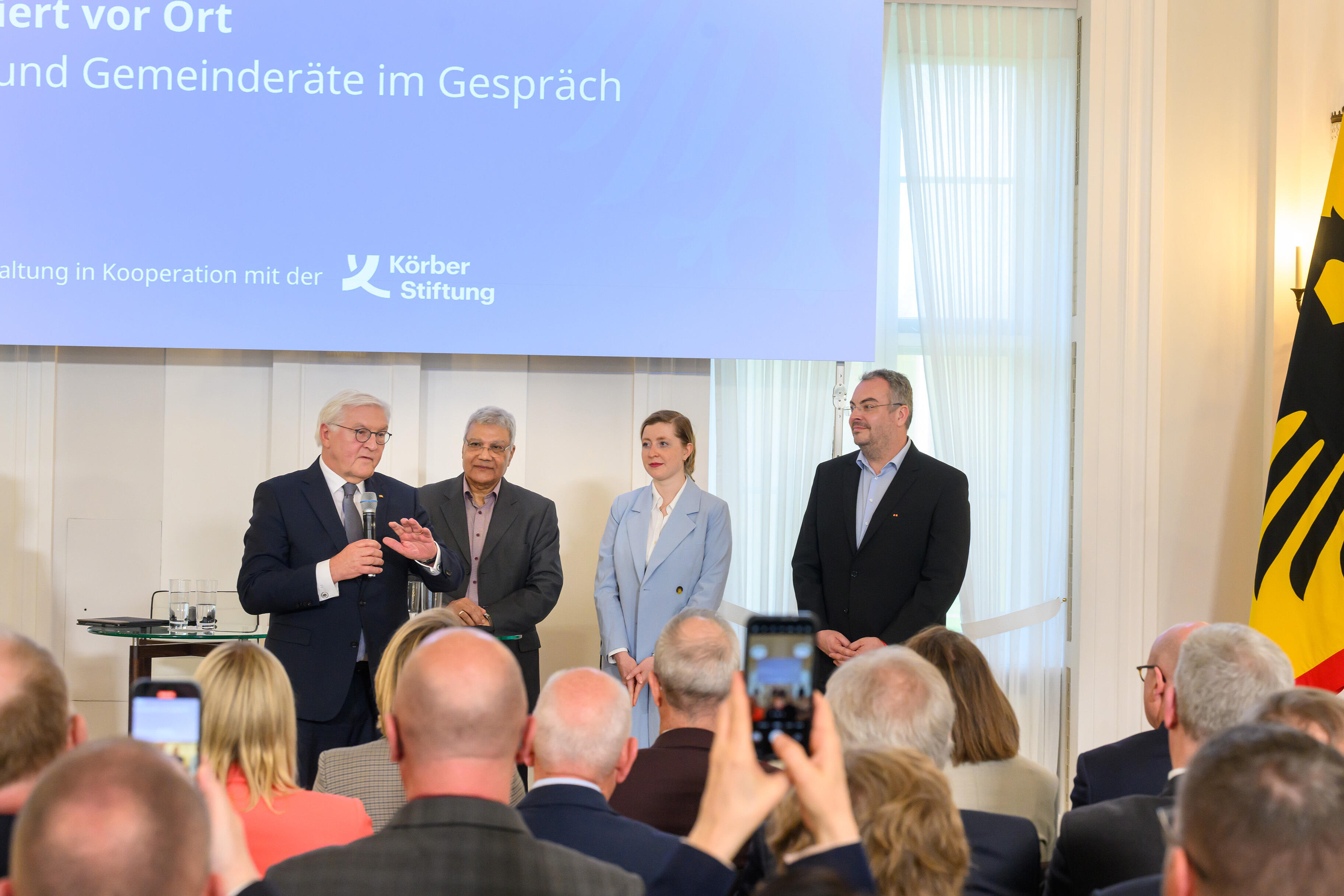 Bundespräsident Frank-Walter Steinmeier im Austausch mit Mohamed Sami-Augustin (Gemeinderat Schweigen-Rechtenbach), Lilli Fischer (Stadtrat Erfurt) und Kai Schmidt (Stadtrat Nordhorn) im Schloss Bellevue