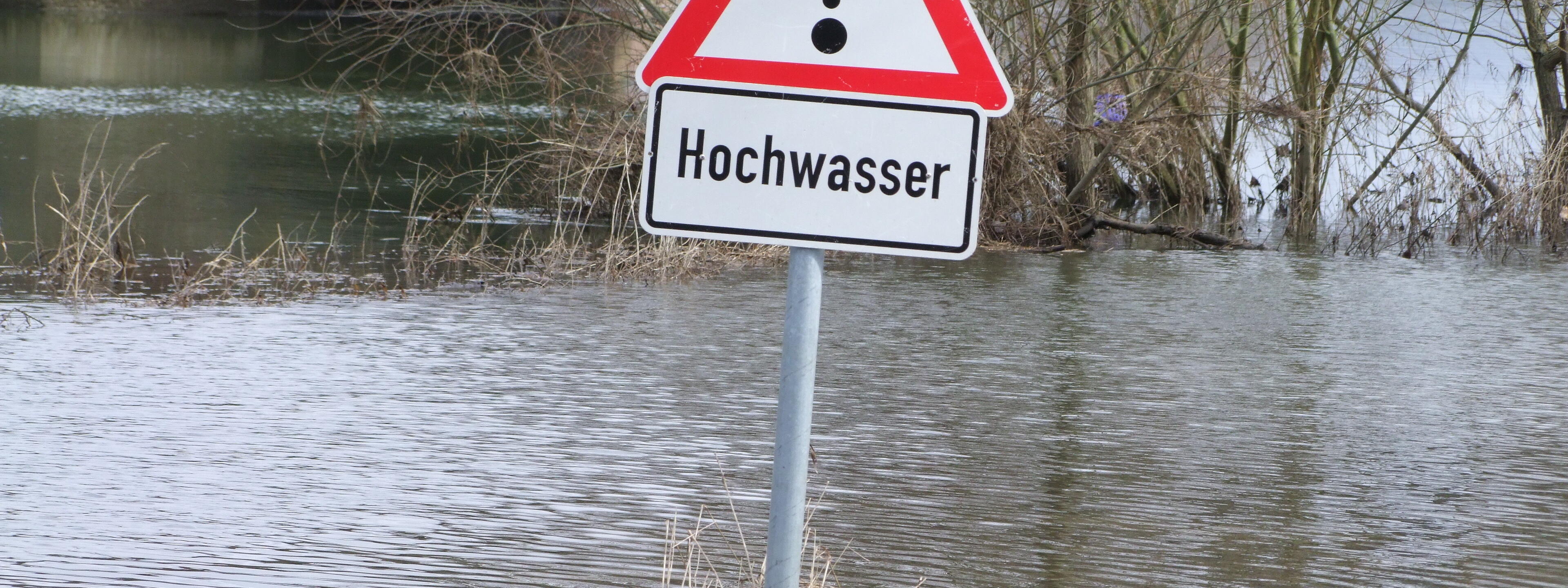 Achtung Schild Hochwasser im Wasser