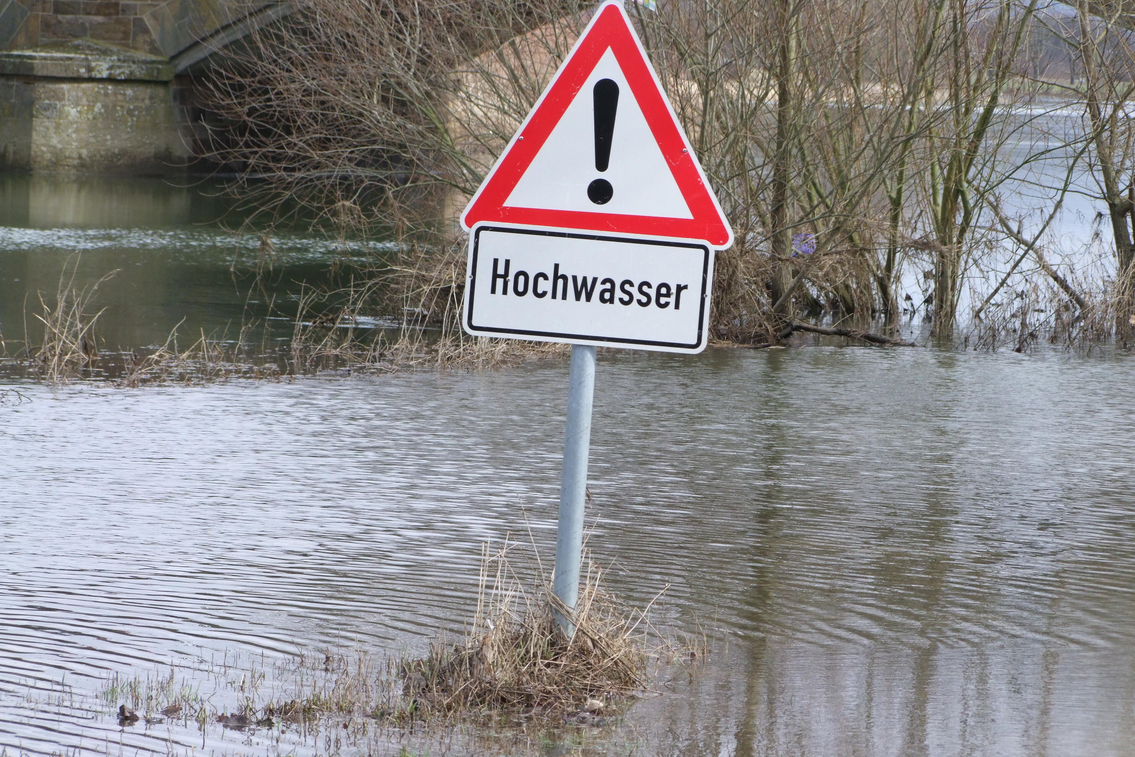 Achtung Schild Hochwasser im Wasser
