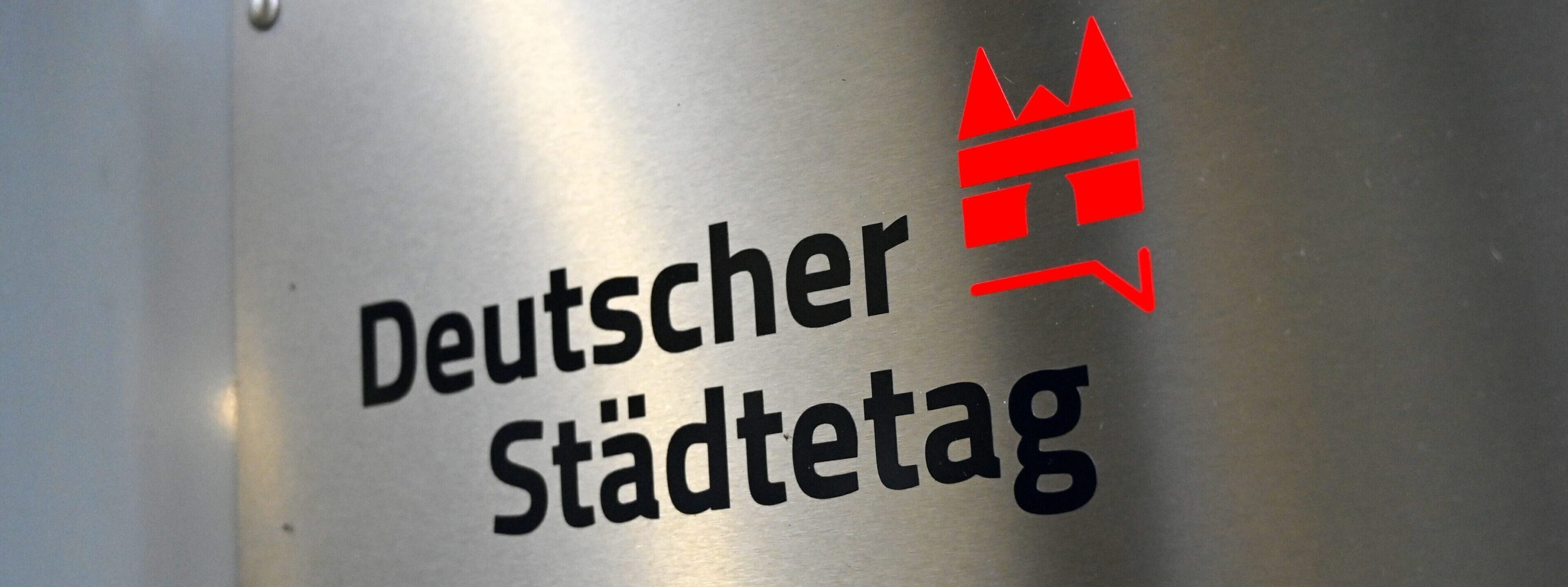Schild mit dem Logo Deutscher Städtetag