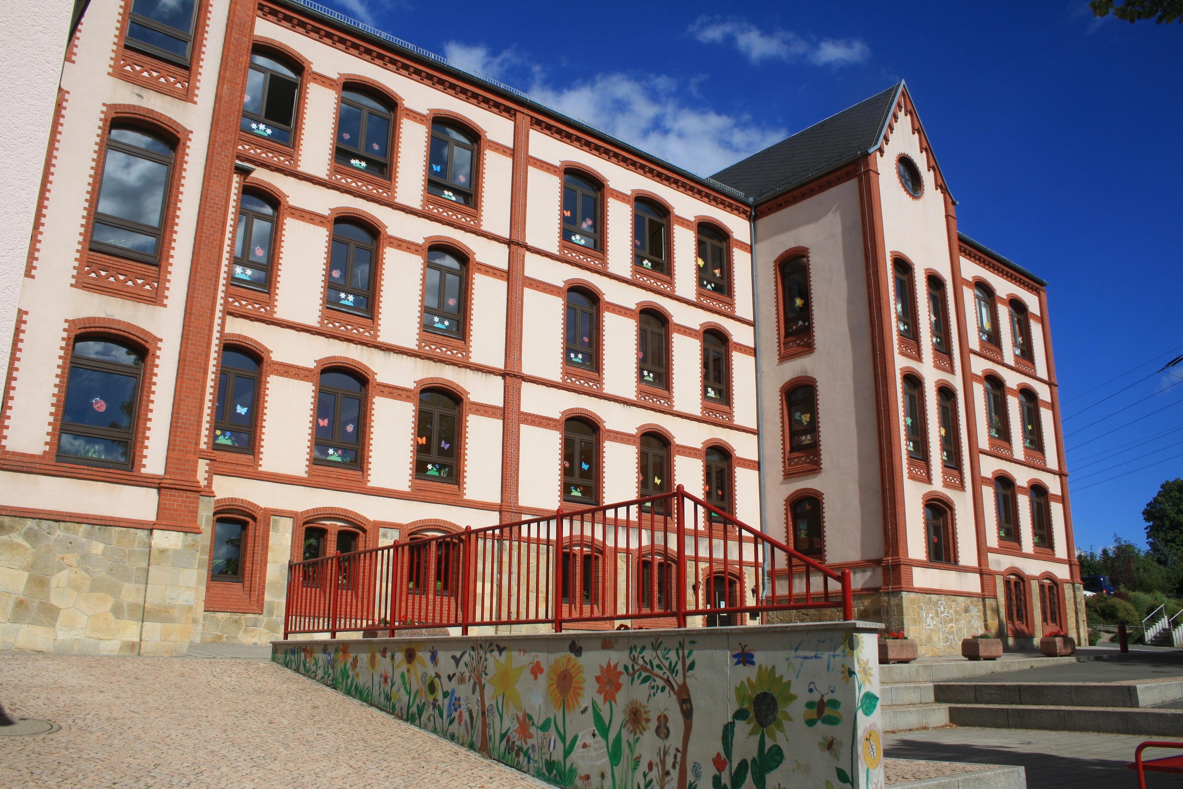 Ein Schulgebäude in Hohndorf, Erzgebirgskreis, Sachsen.