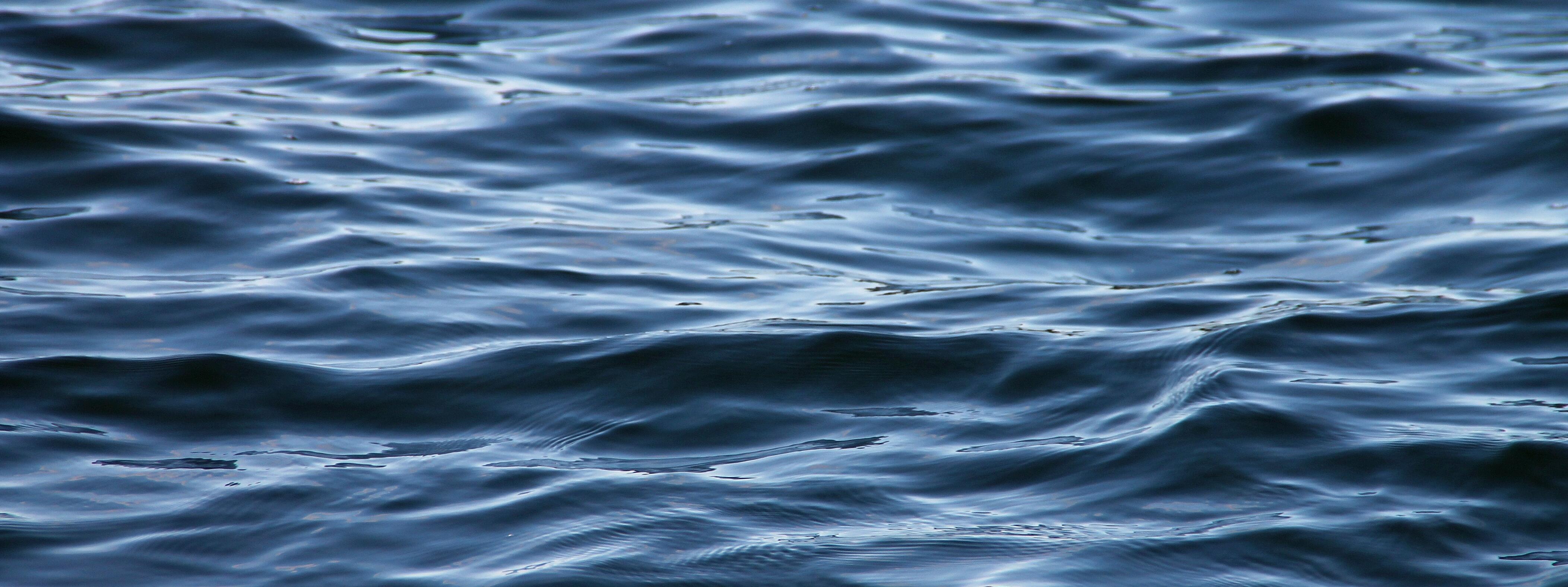 Wasseroberfläche gekräuselt