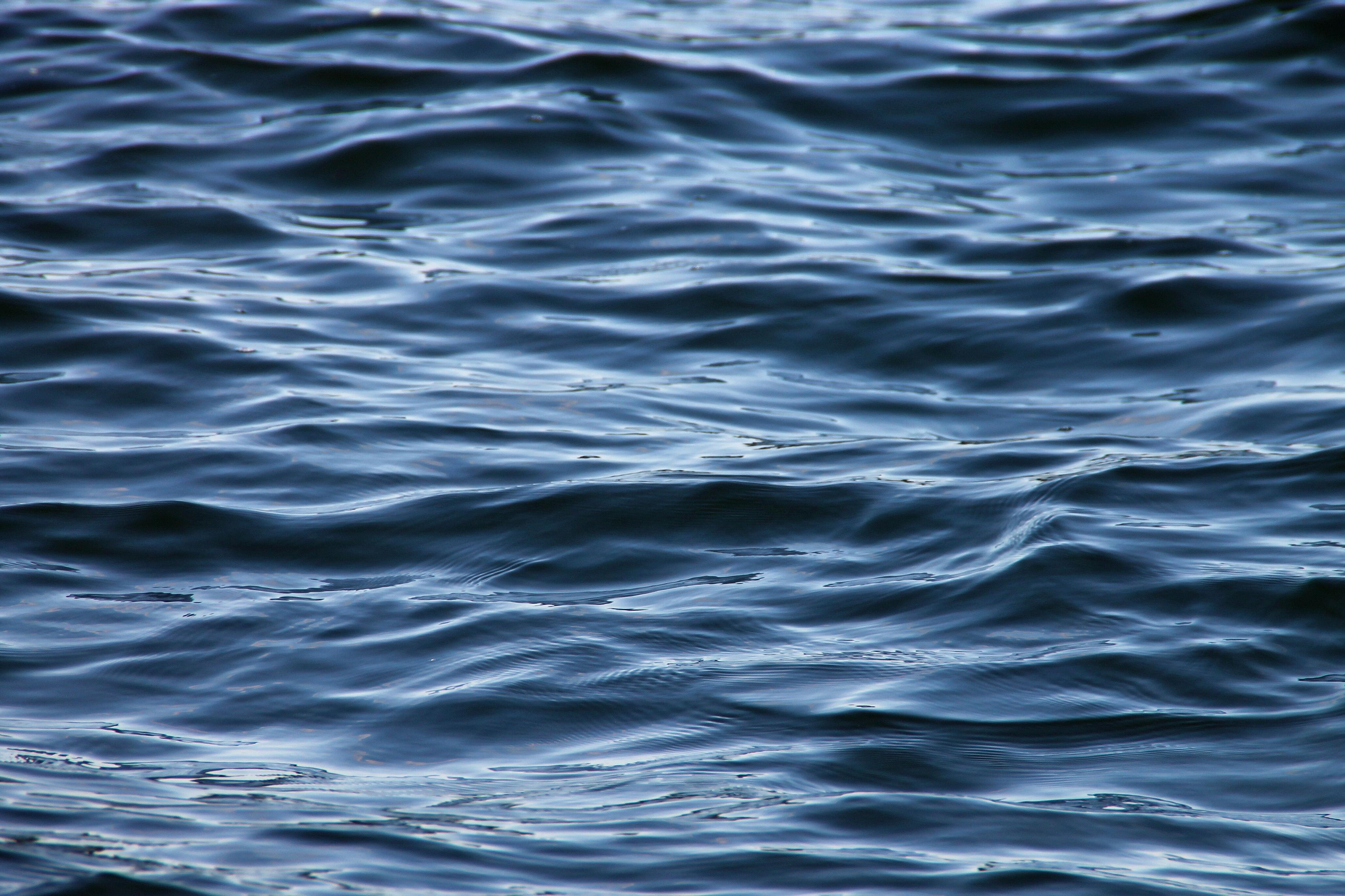 Wasseroberfläche gekräuselt