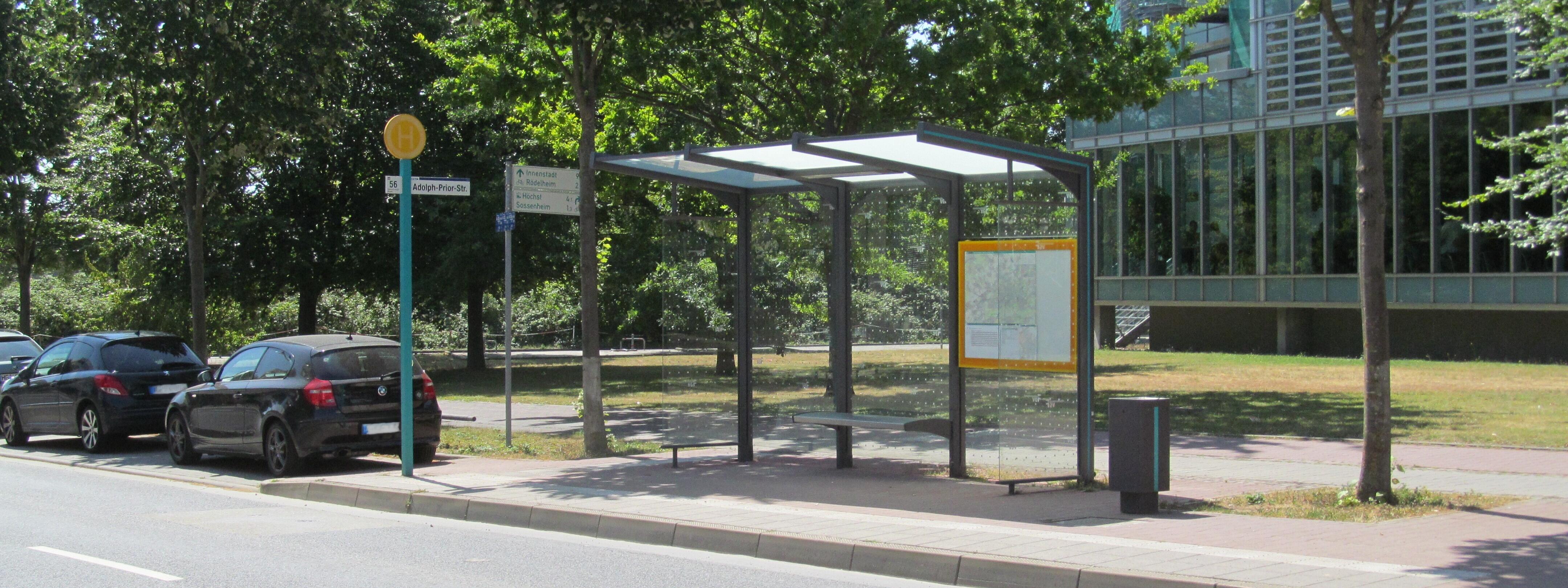 Bushaltestelle vor einem Bürogebäude