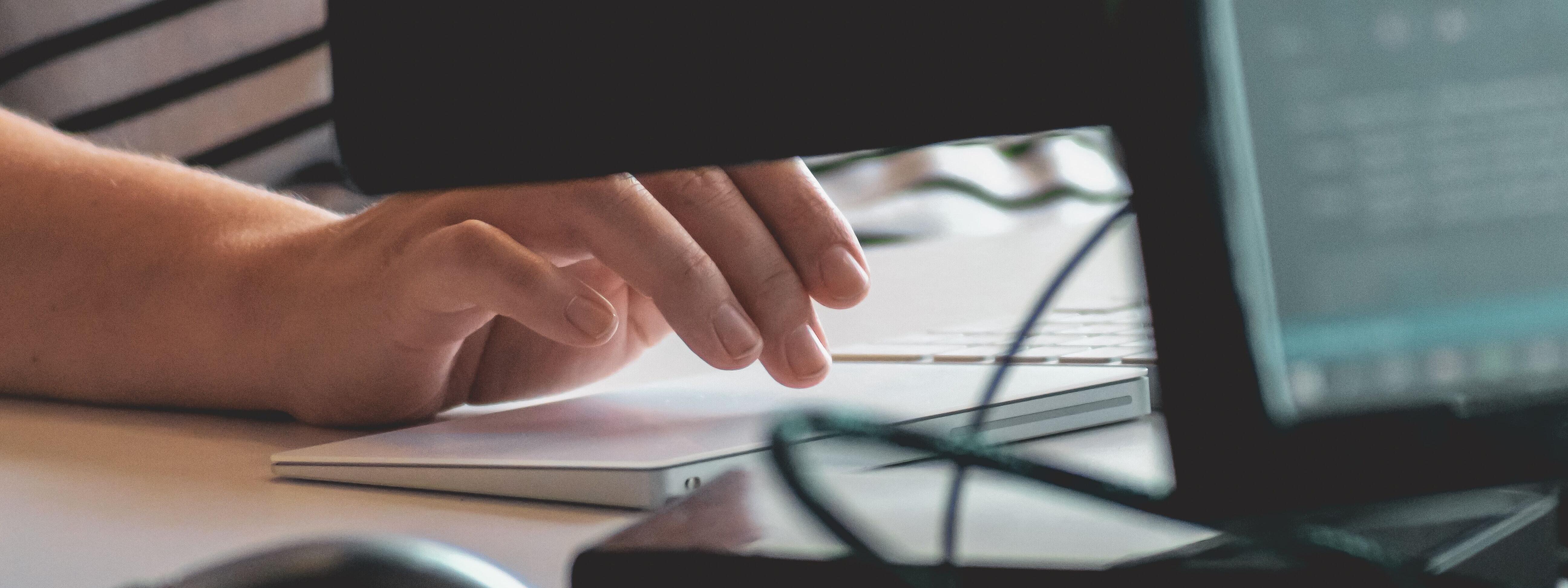 Ein Bild von einer arbeitenden Person an einem Computer