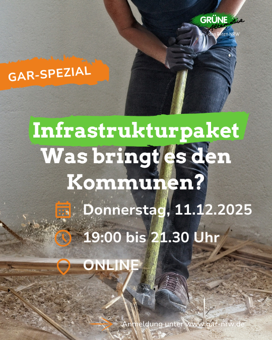 Eine Person stemmt den Holzboden mit einer Hacke auf.