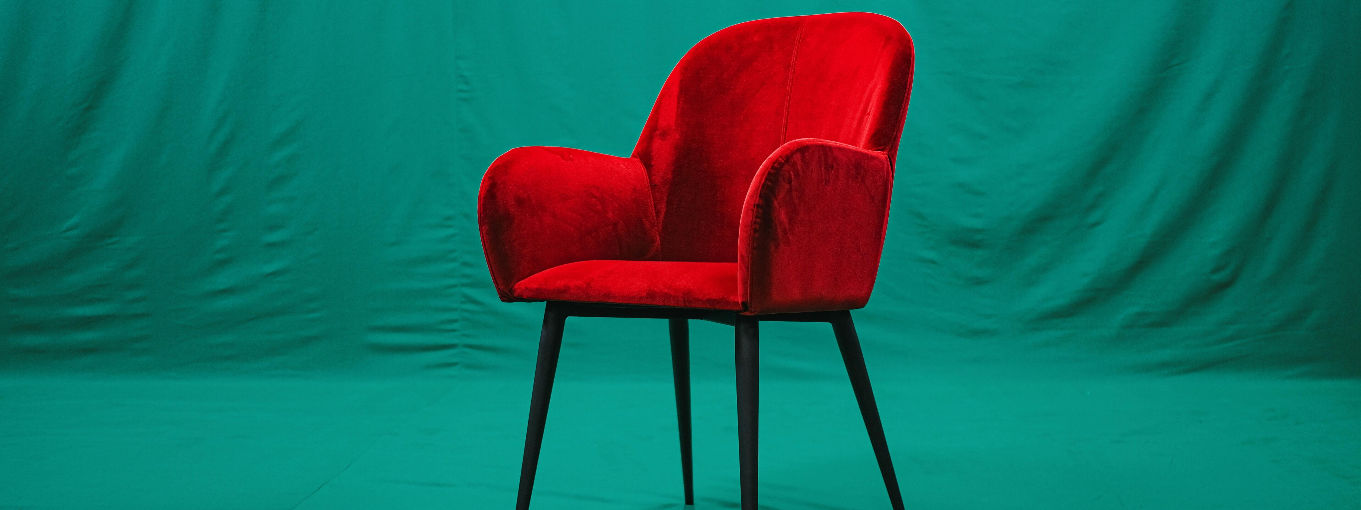 Ein einladender roter Sessel. Die GAR NRW sucht eine Nachfolge für das referat Finanzen und Verwaltung