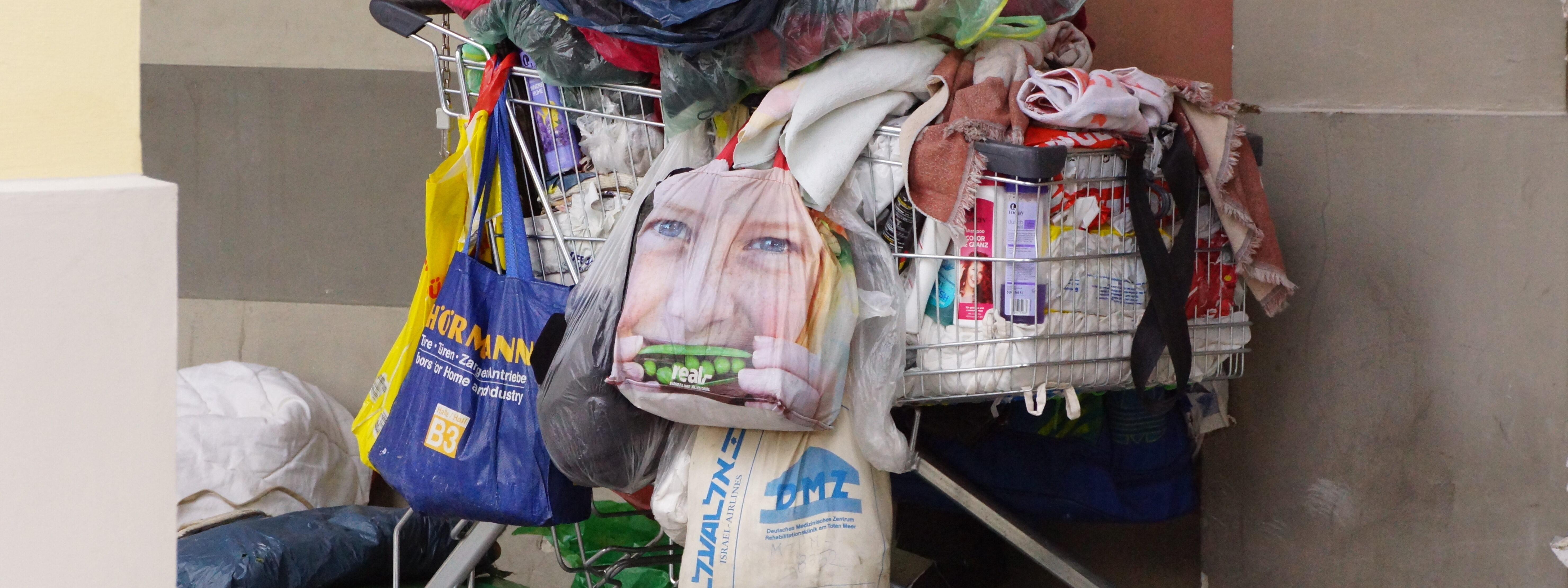Einkaufswagen mit Plastiktüten