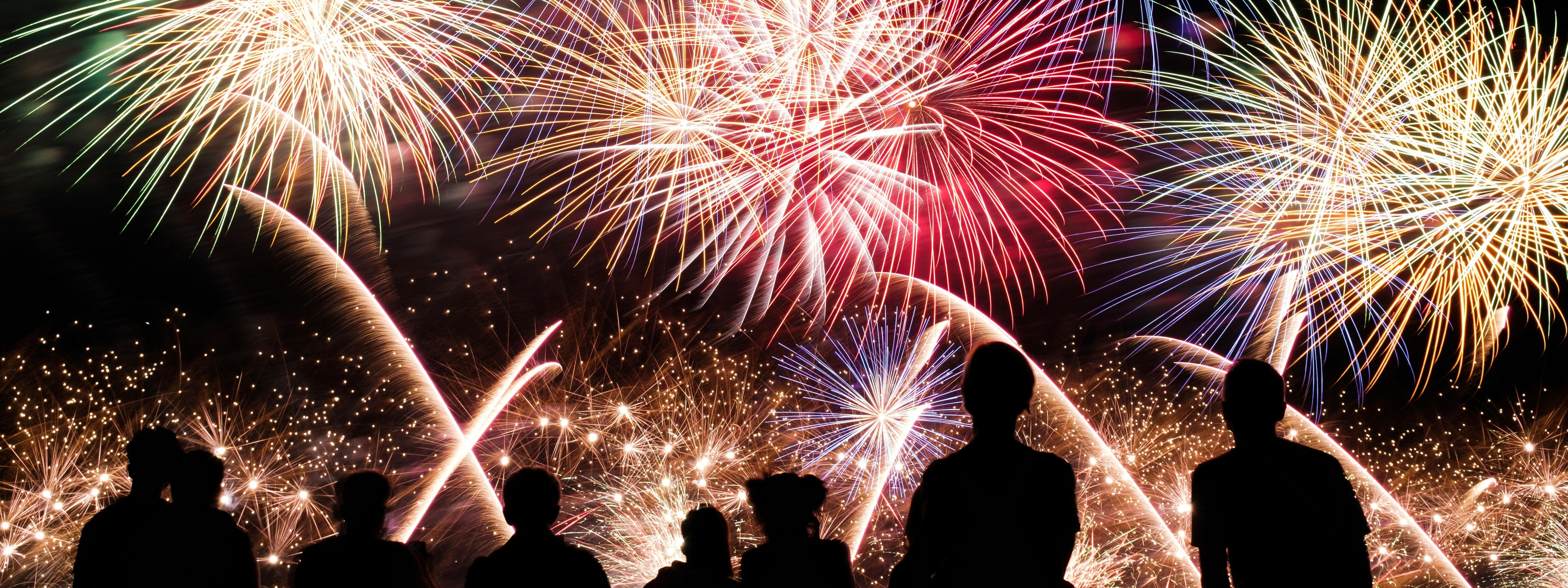 Menschen schauen sich ein Feuerwerk an