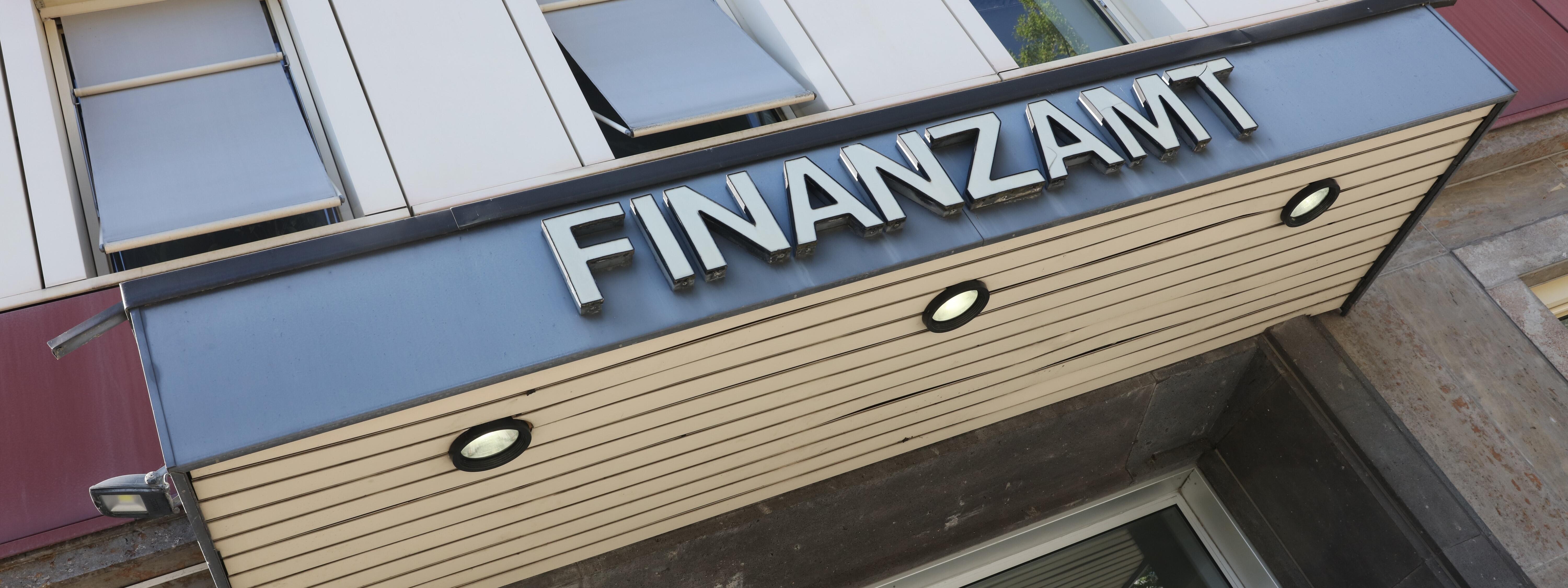 Finanzamt - Fassade mit Schriftzug schräg fotografiert
