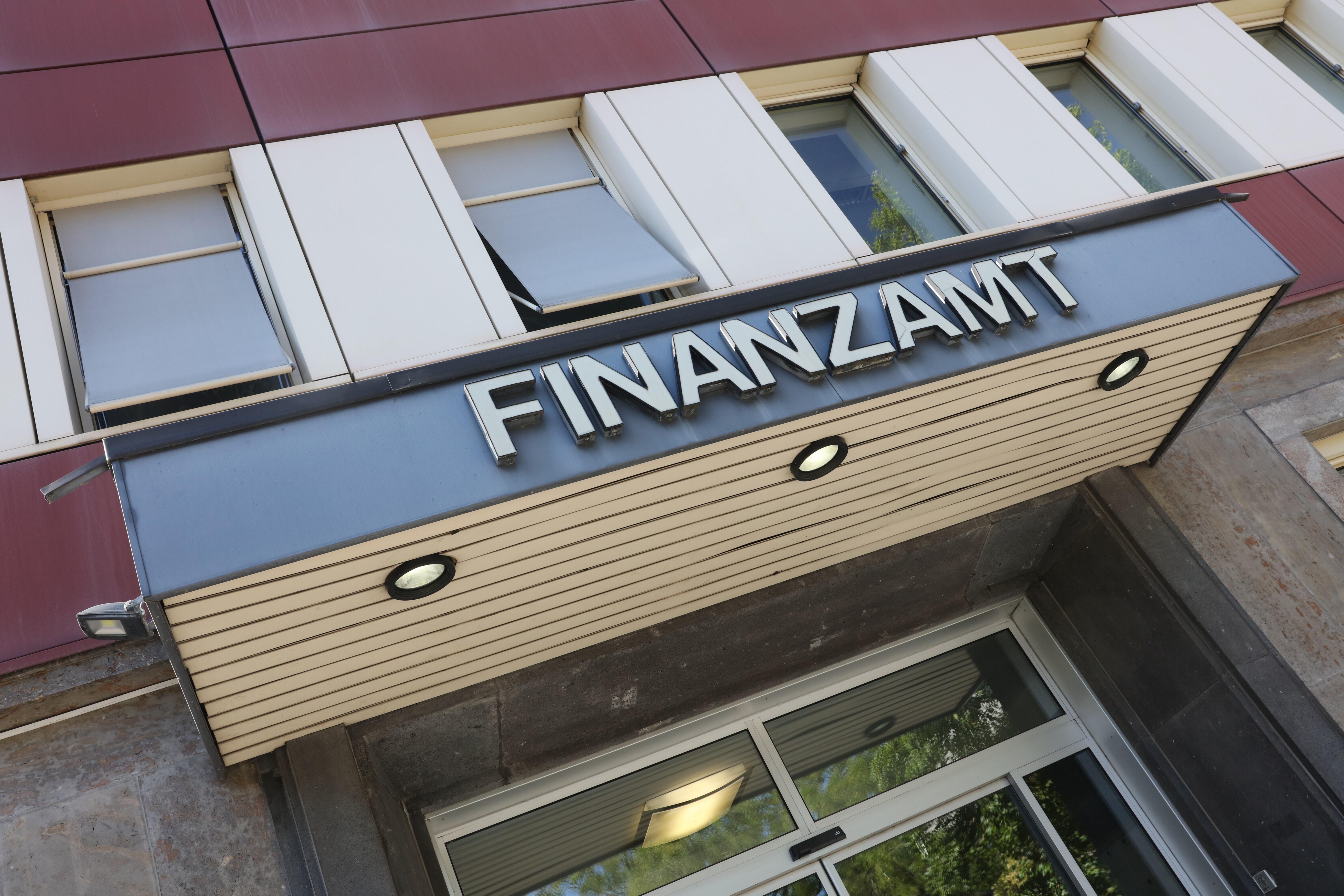 Finanzamt - Fassade mit Schriftzug schräg fotografiert