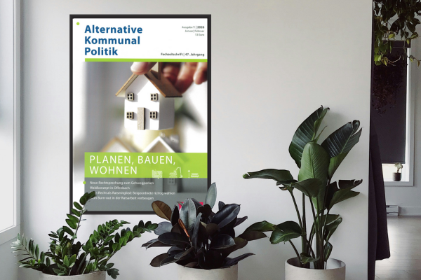 Die neue Ausgabe der AKP 1 | 2026 in einem Bilderrahmen an einer leeren Zimmerwand.