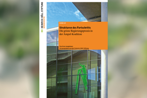 Die gruene Regierungspraxis in der Ampel-Koalition, Studie der HBS,
Titelbild vor verschwommenem Hintergrund