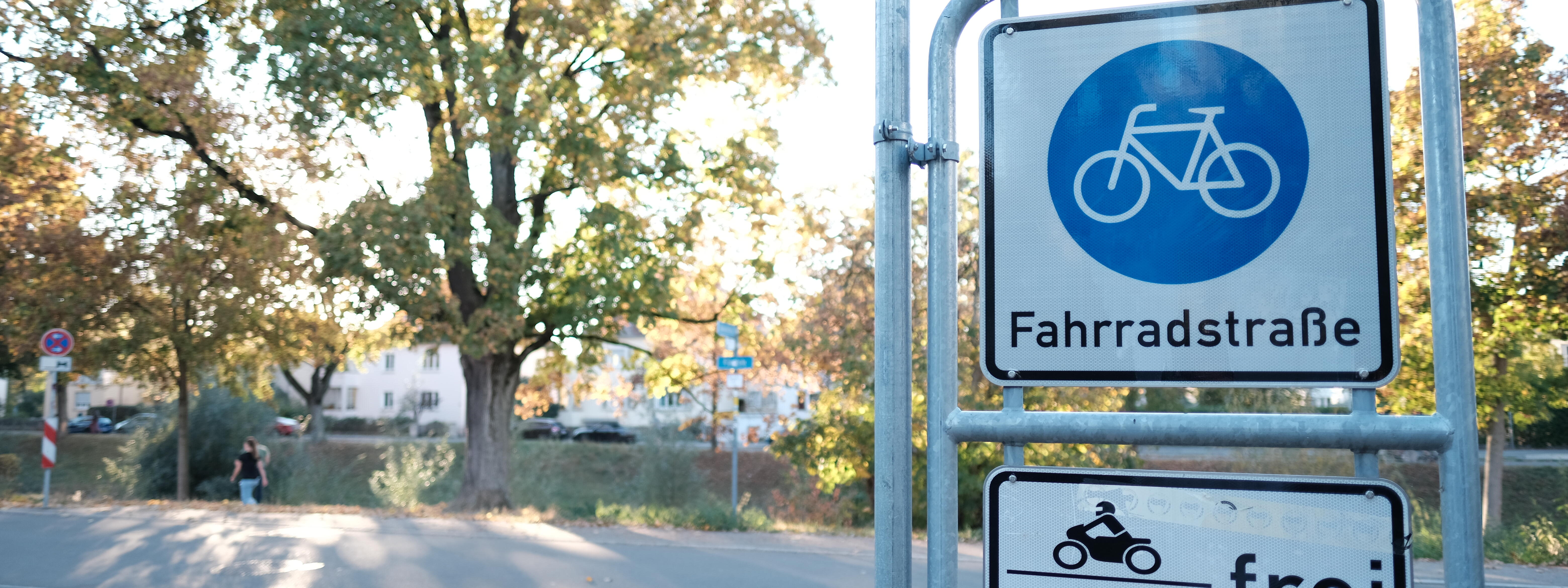 Ein Schild, welches eine Fahrradstraße ausweist