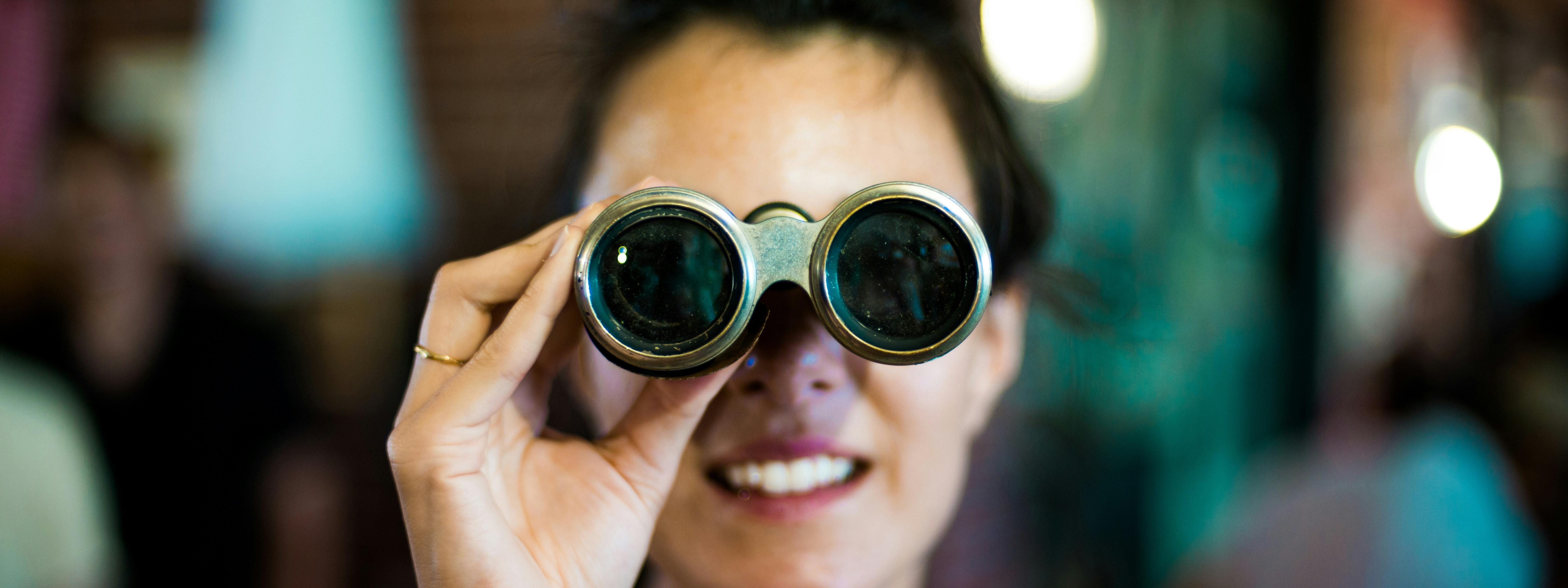Frau mit Fernglas