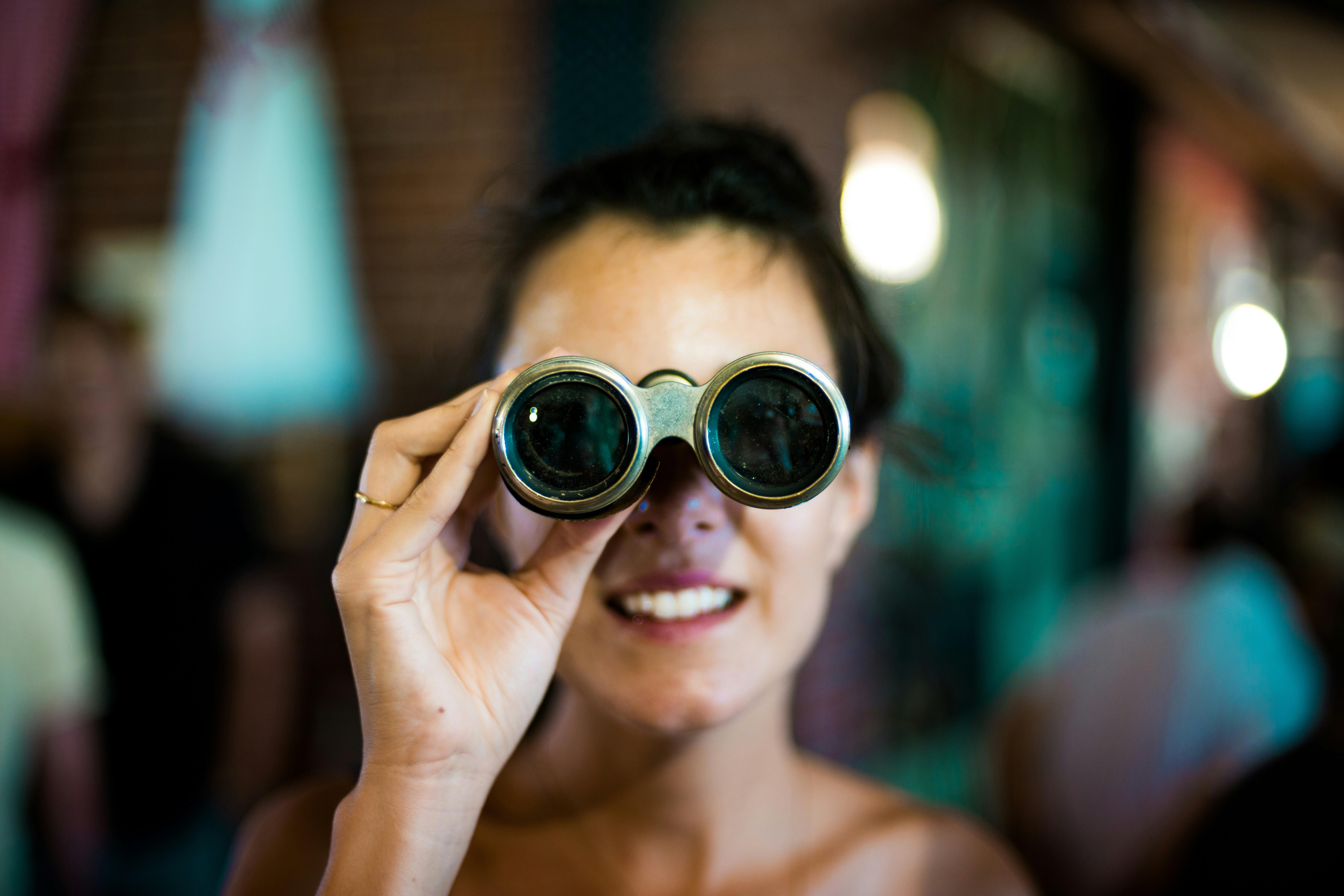 Frau mit Fernglas